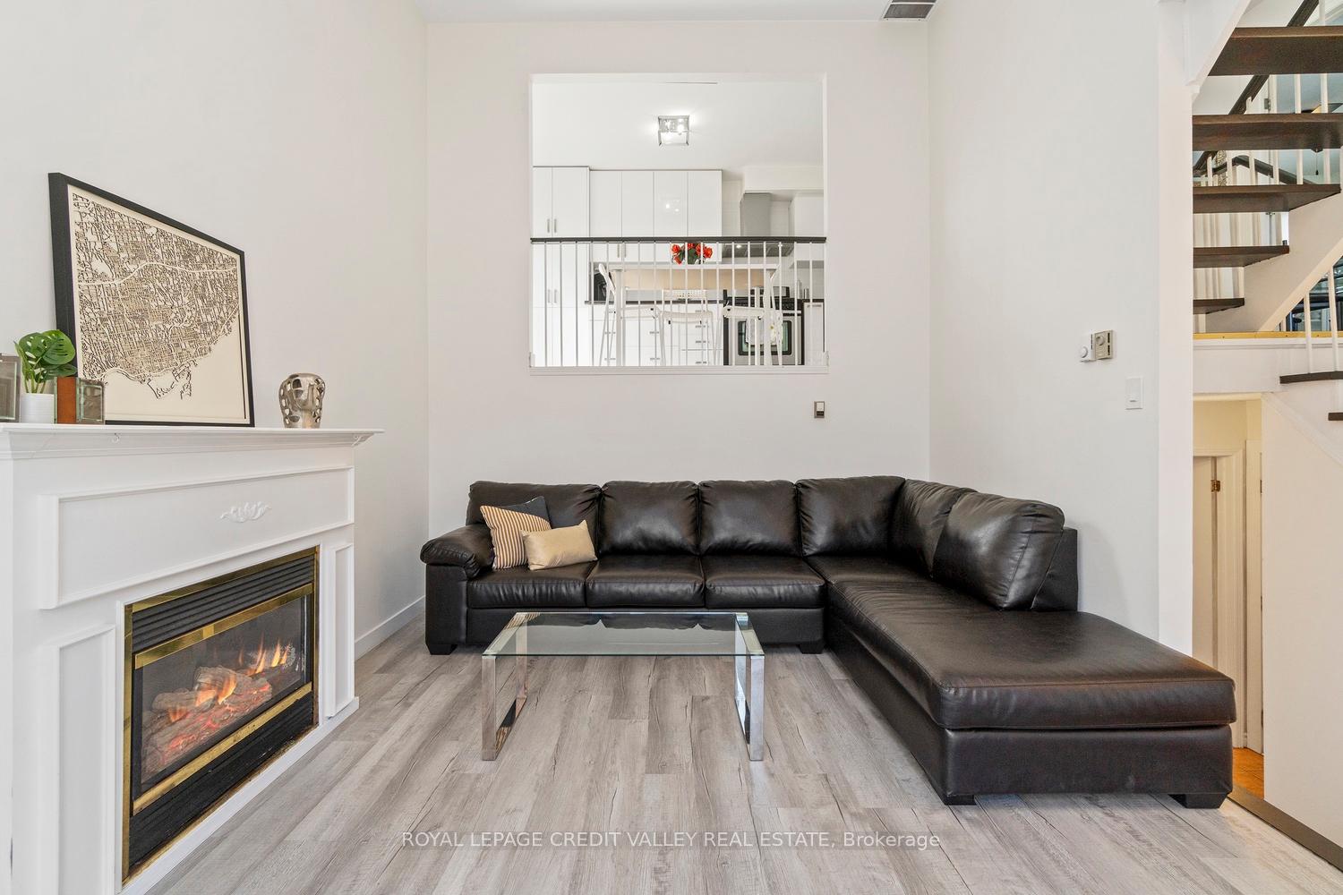 Photo 4 of 13 Kinzie Lane, Barrie, Grove East — HOMEH