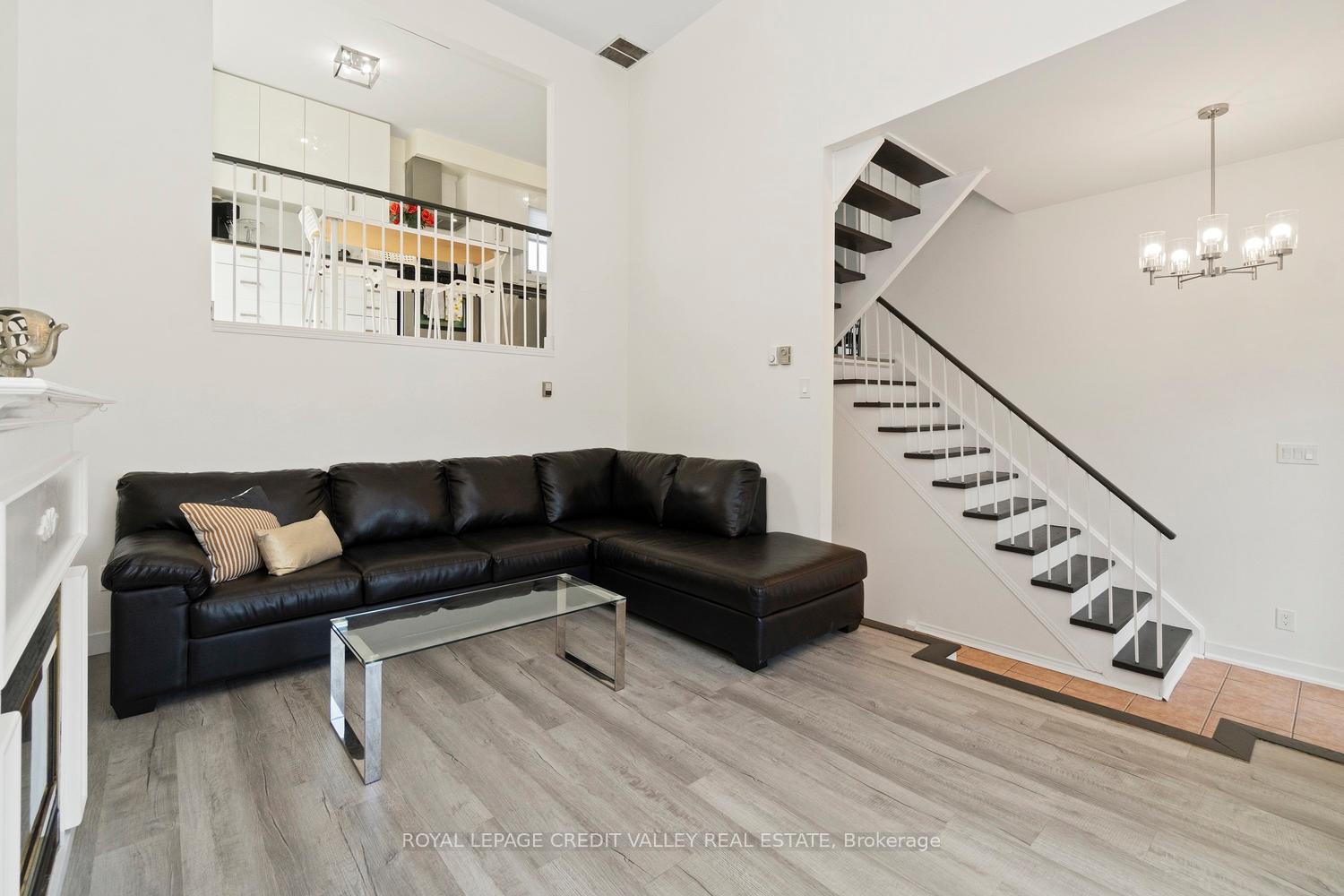 Photo 6 of 13 Kinzie Lane, Barrie, Grove East — HOMEH