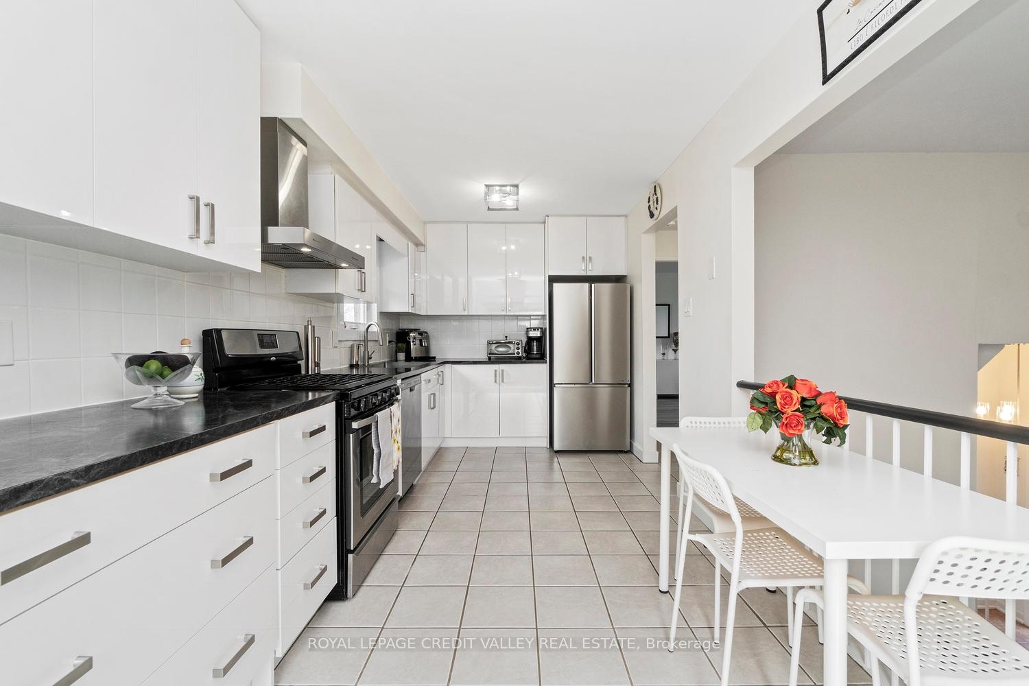 Photo 8 of 13 Kinzie Lane, Barrie, Grove East — HOMEH