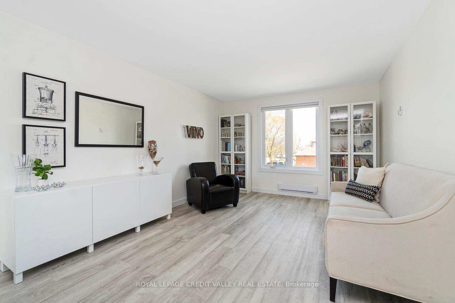 Photo 10 of 13 Kinzie Lane, Barrie, Grove East — HOMEH
