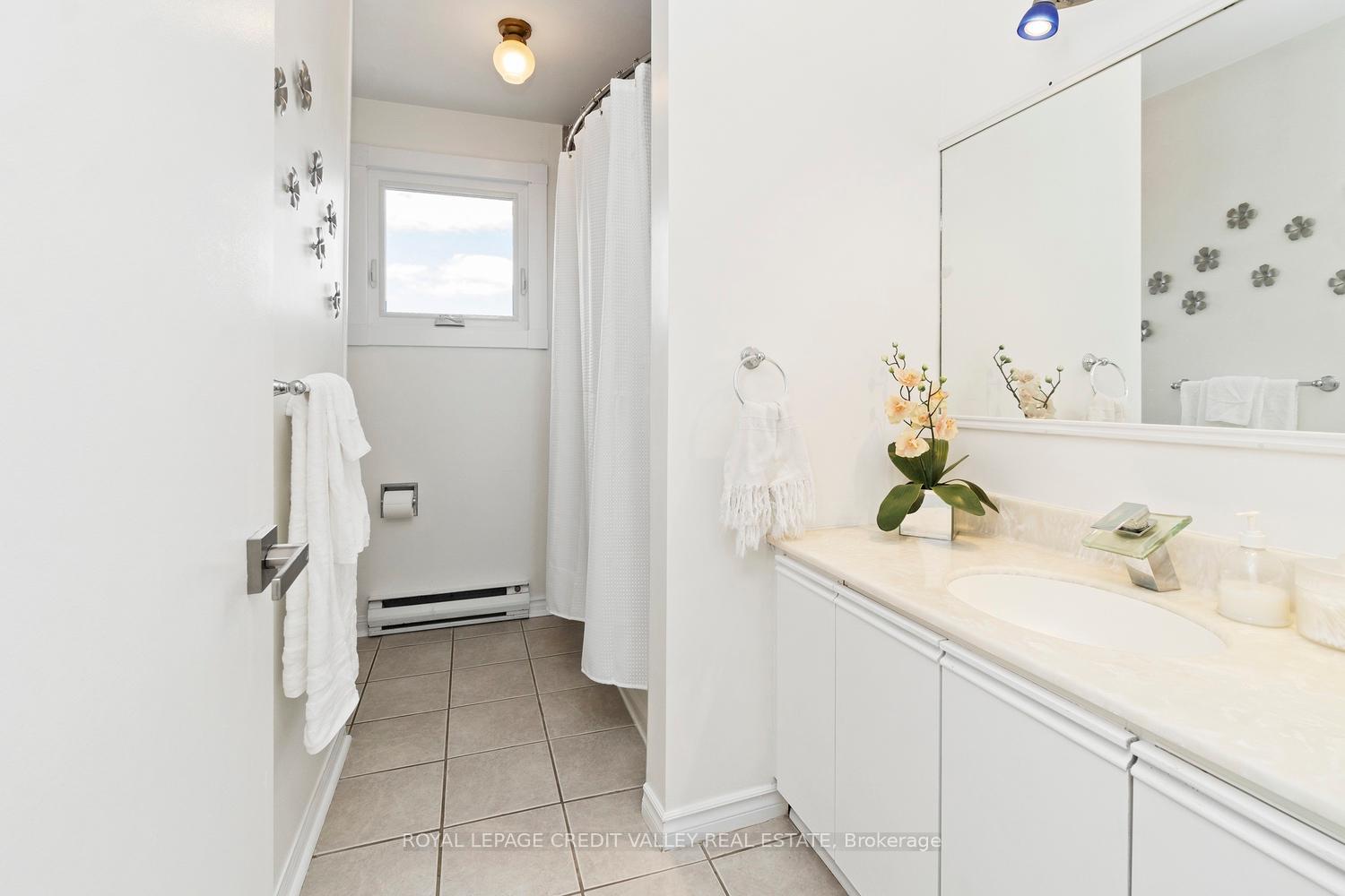 Photo 21 of 13 Kinzie Lane, Barrie, Grove East — HOMEH