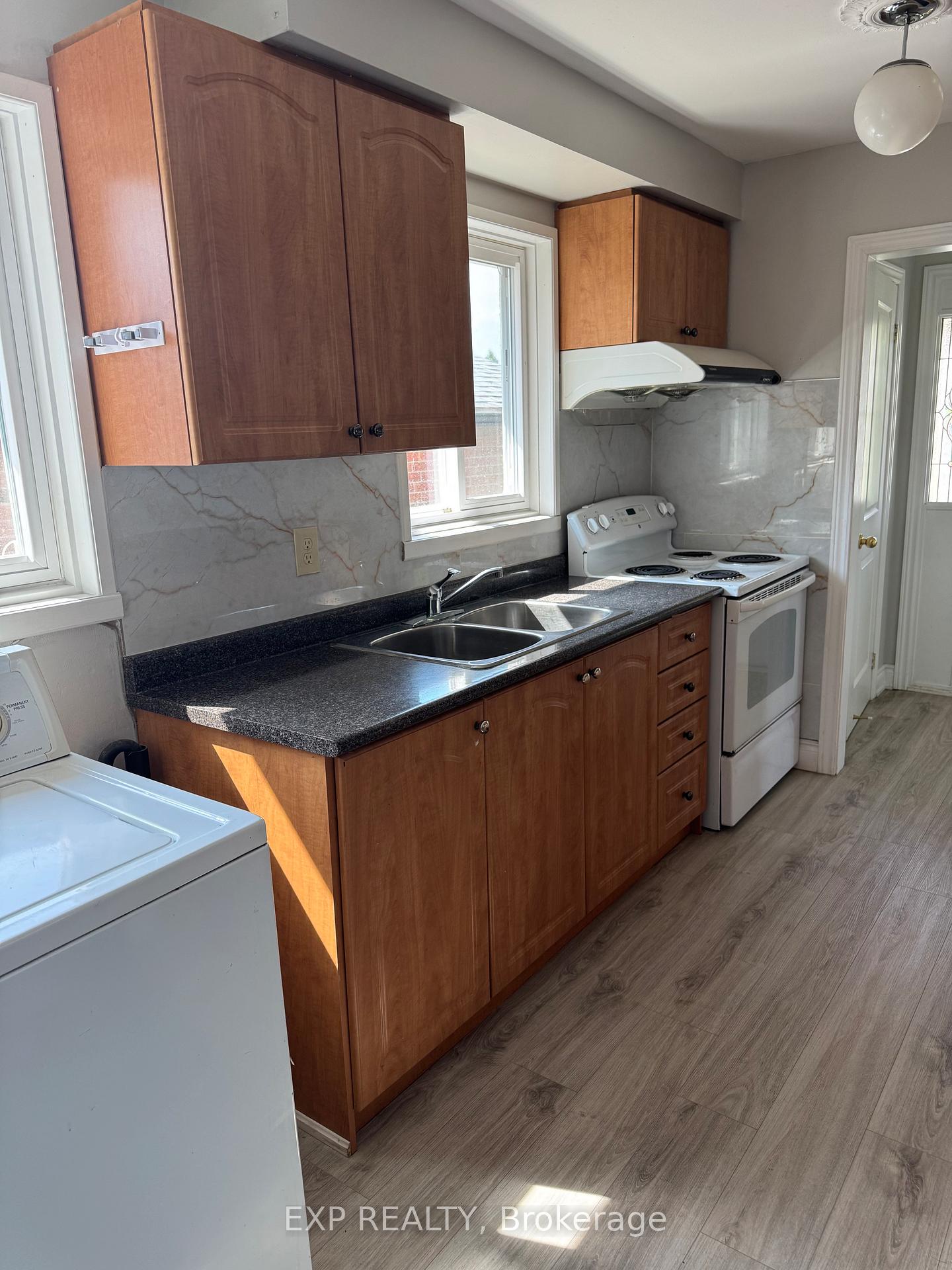 Photo 11 of 29 Mallard Crescent, Brampton, Central Park — HOMEH
