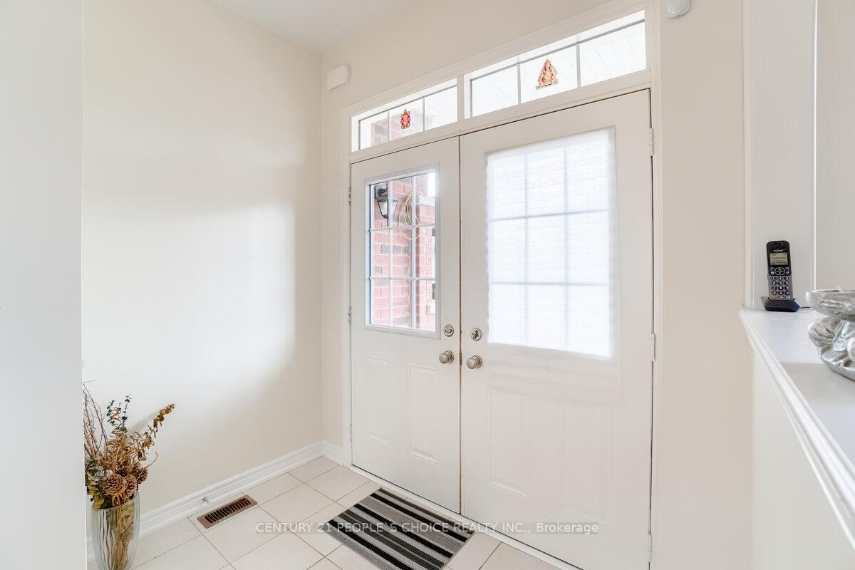 Photo 2 of 39 Wardenwood Drive, Brampton, Sandringham-Wellington — HOMEH
