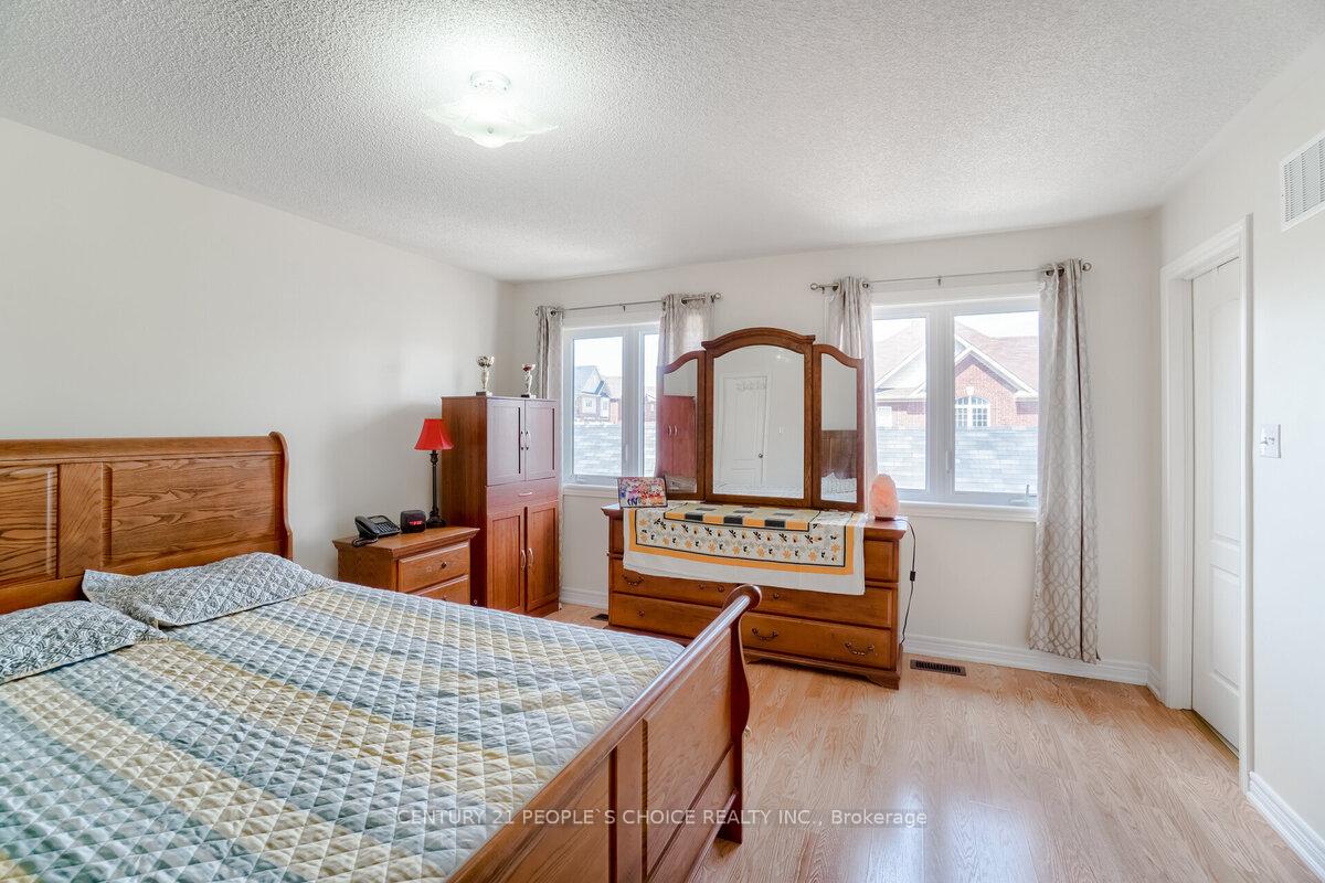 Photo 22 of 39 Wardenwood Drive, Brampton, Sandringham-Wellington — HOMEH