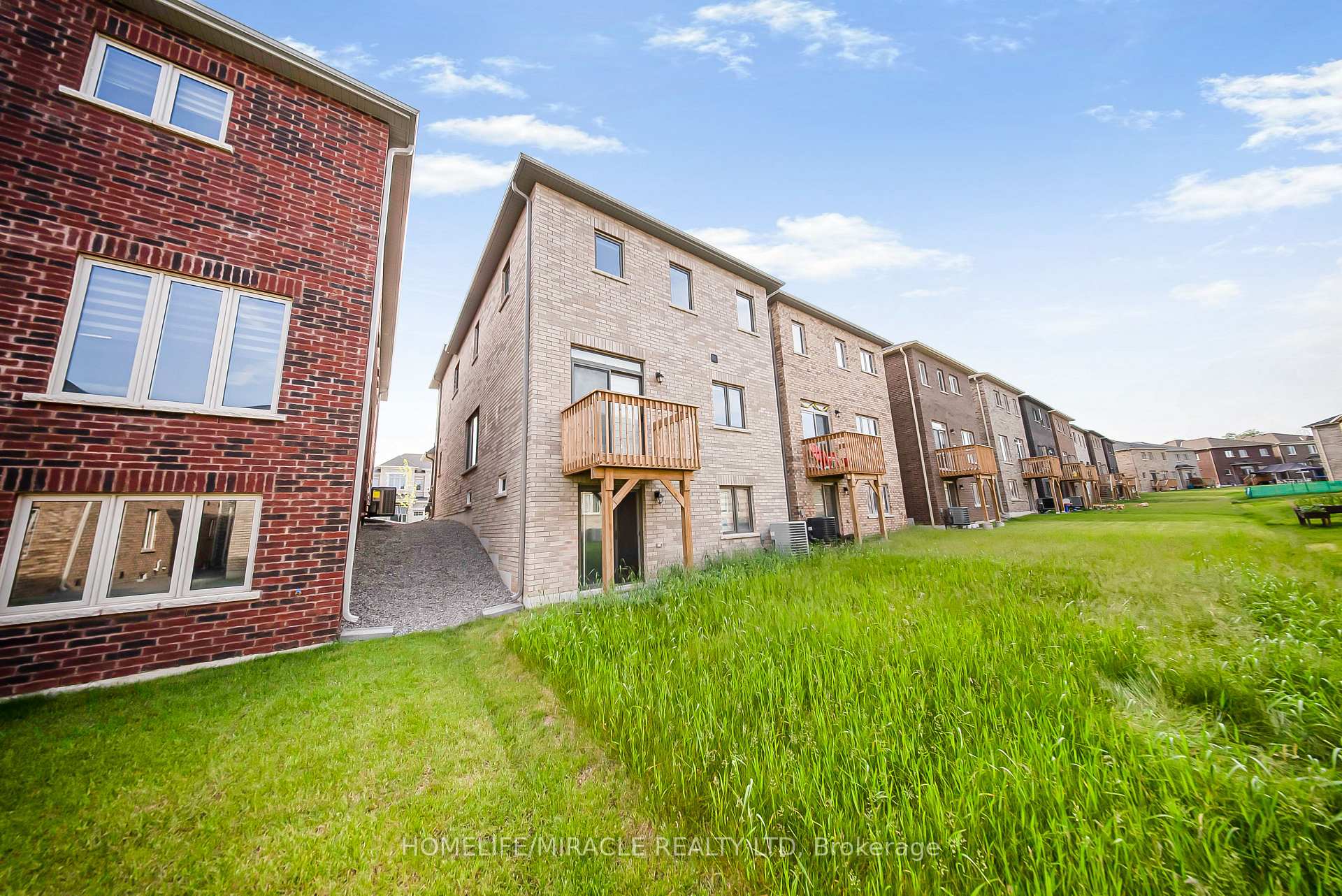 Photo 41 of 74 Attwater Drive, Cambridge — HOMEH