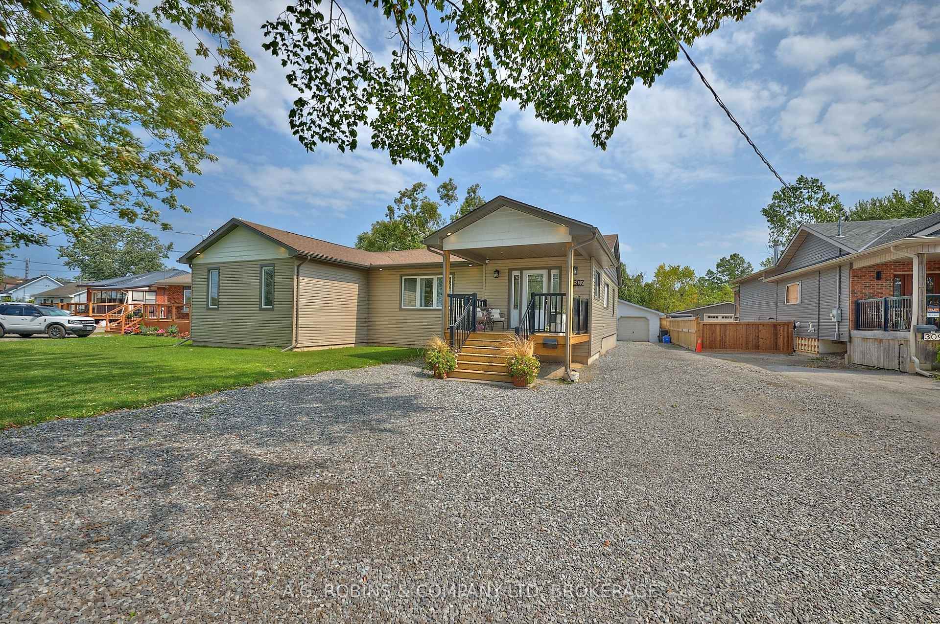 Photo 3 of 307 Riverside Drive, Welland, Prince Charles — HOMEH