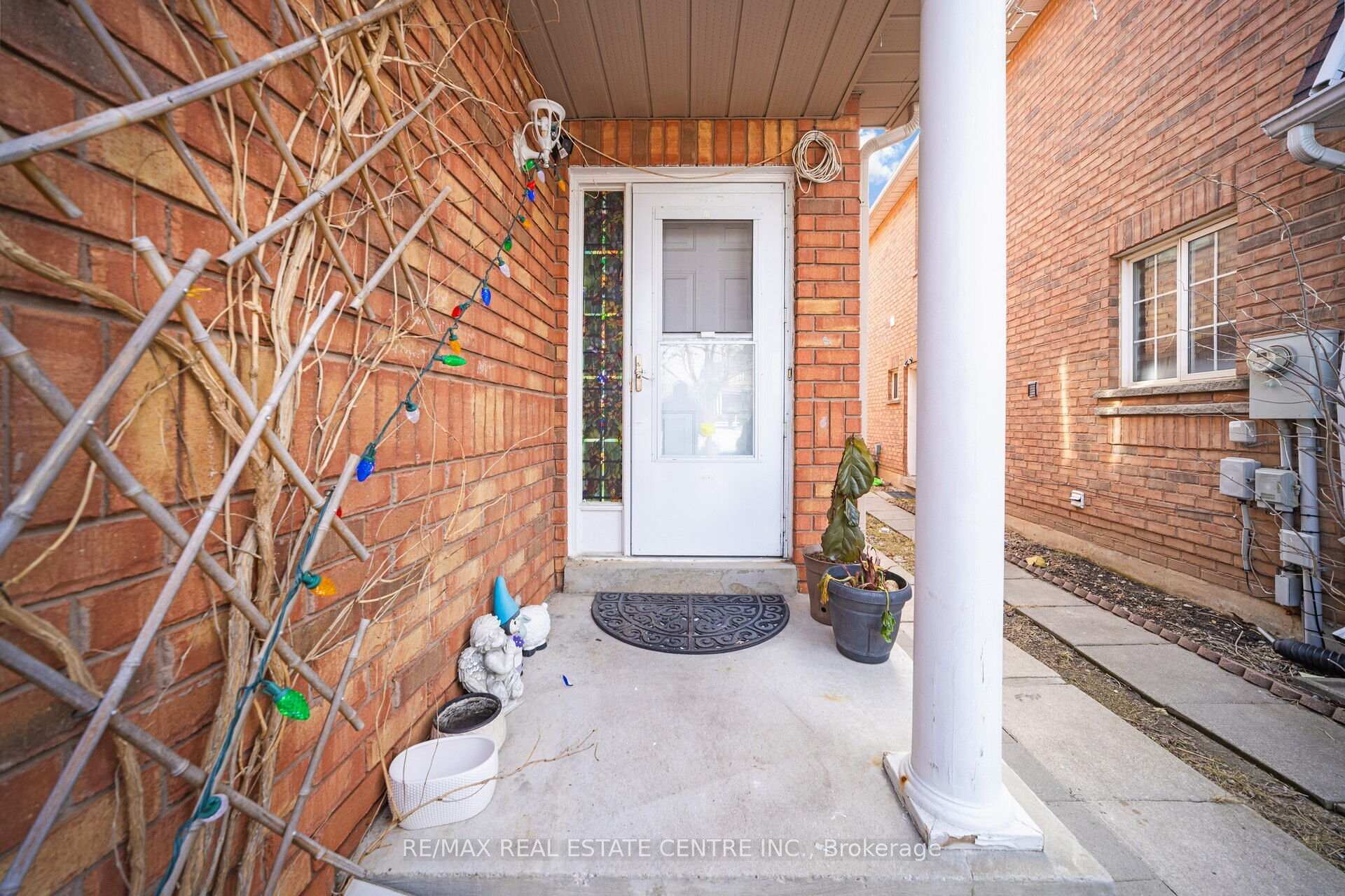 Photo 2 of 19 Blue Lake Avenue, Brampton, Fletcher's Meadow — HOMEH