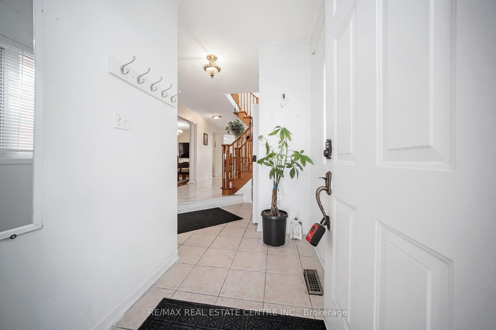 Photo 3 of 19 Blue Lake Avenue, Brampton, Fletcher's Meadow — HOMEH