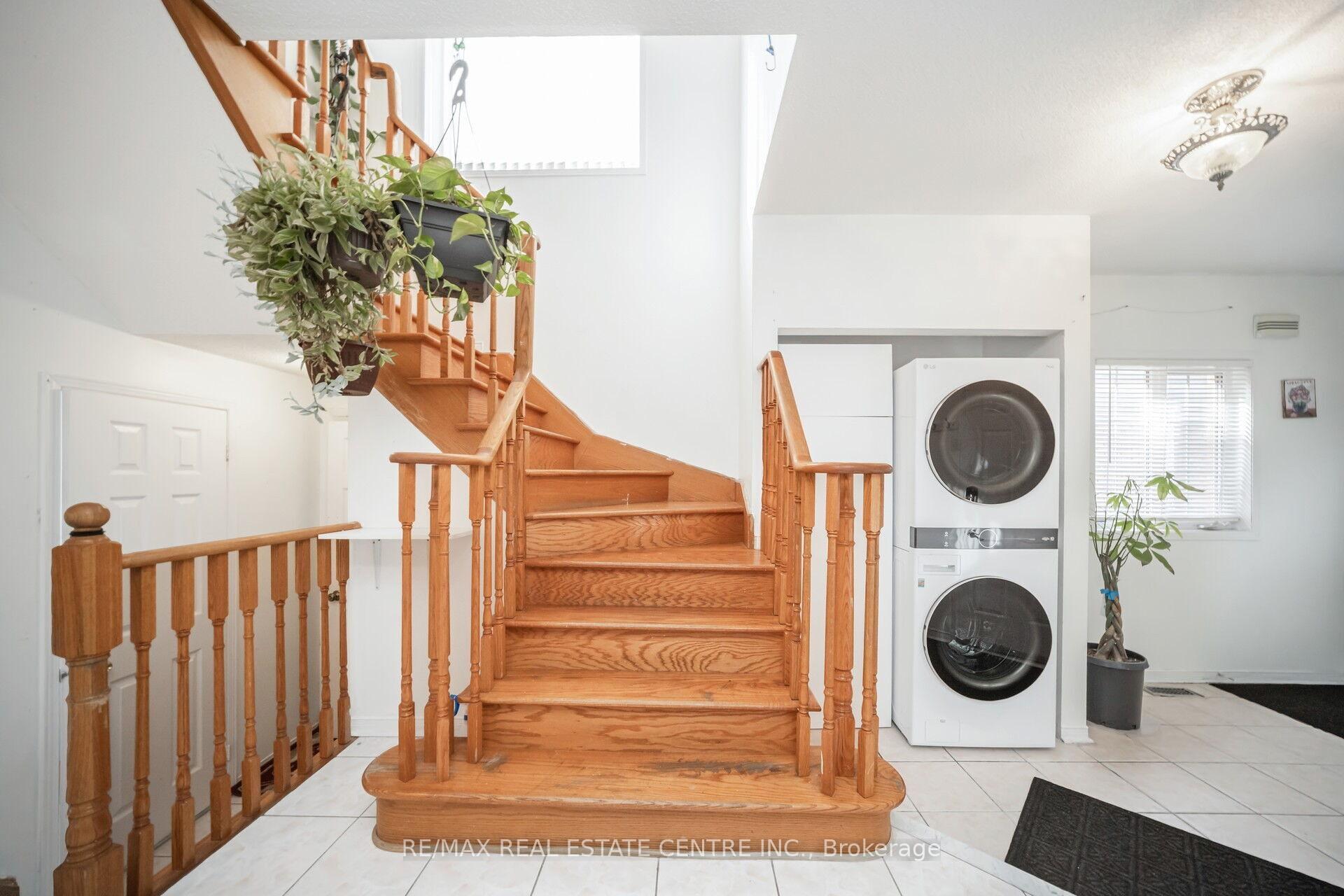 Photo 17 of 19 Blue Lake Avenue, Brampton, Fletcher's Meadow — HOMEH