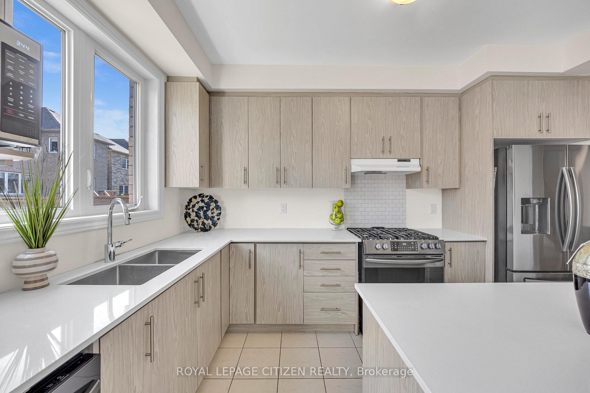 Photo 21 of 11 Northglen Boulevard, Clarington, Bowmanville — HOMEH