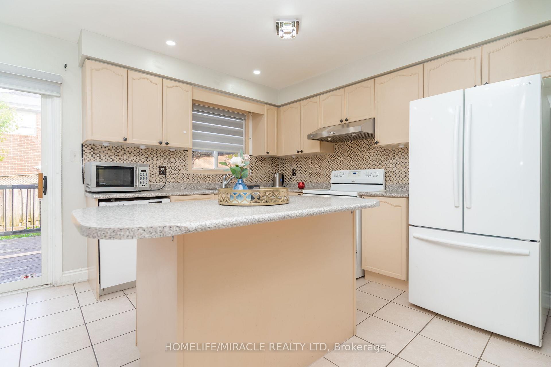 Photo 9 of 21 Secord Crescent, Brampton, Fletcher's Meadow — HOMEH