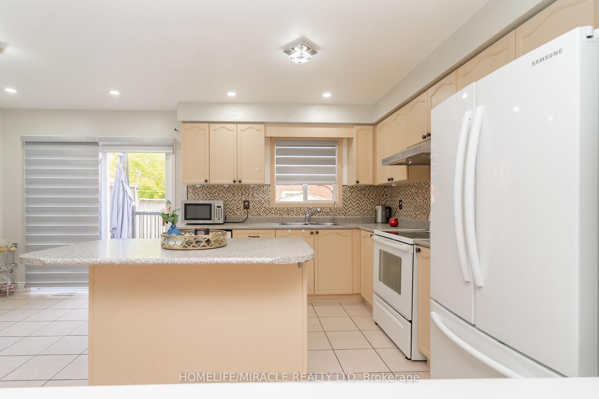 Photo 7 of 21 Secord Crescent, Brampton, Fletcher's Meadow — HOMEH