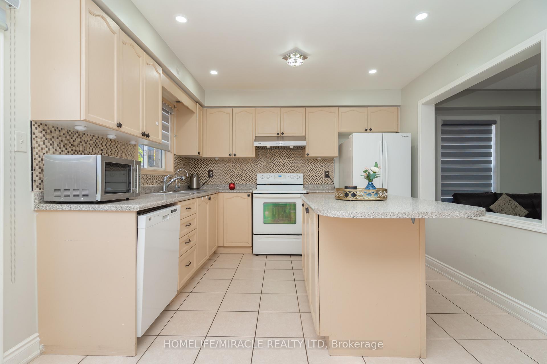 Photo 8 of 21 Secord Crescent, Brampton, Fletcher's Meadow — HOMEH
