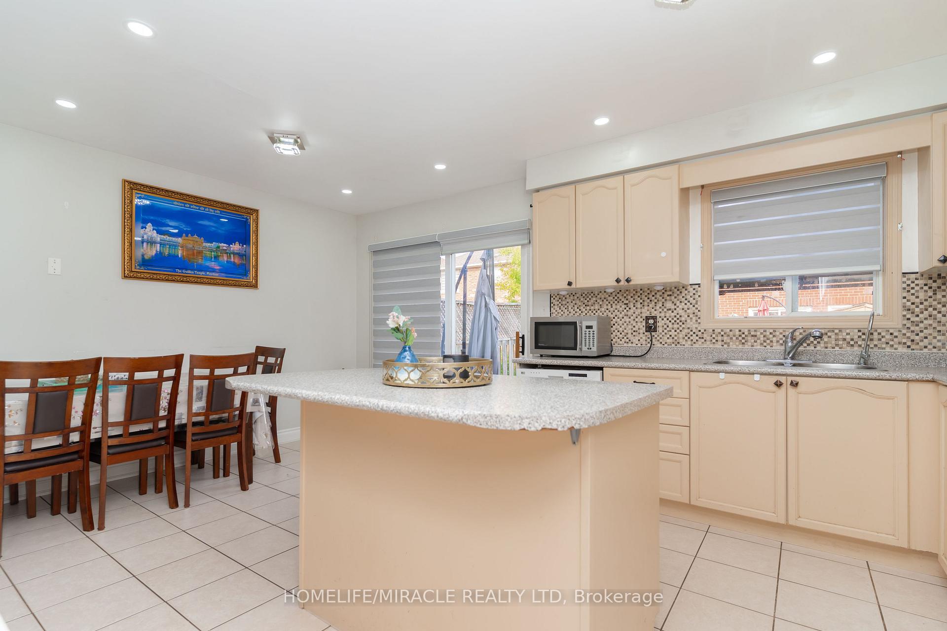Photo 11 of 21 Secord Crescent, Brampton, Fletcher's Meadow — HOMEH