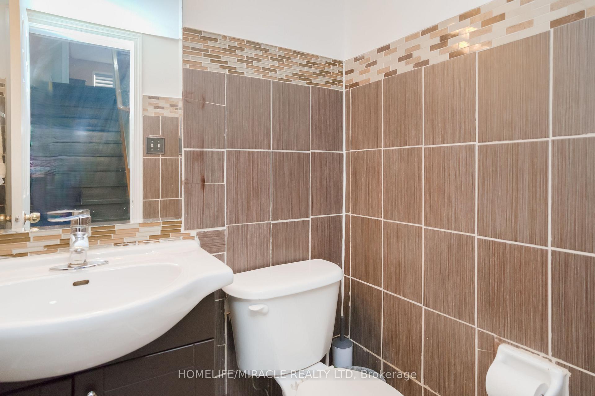 Photo 15 of 21 Secord Crescent, Brampton, Fletcher's Meadow — HOMEH