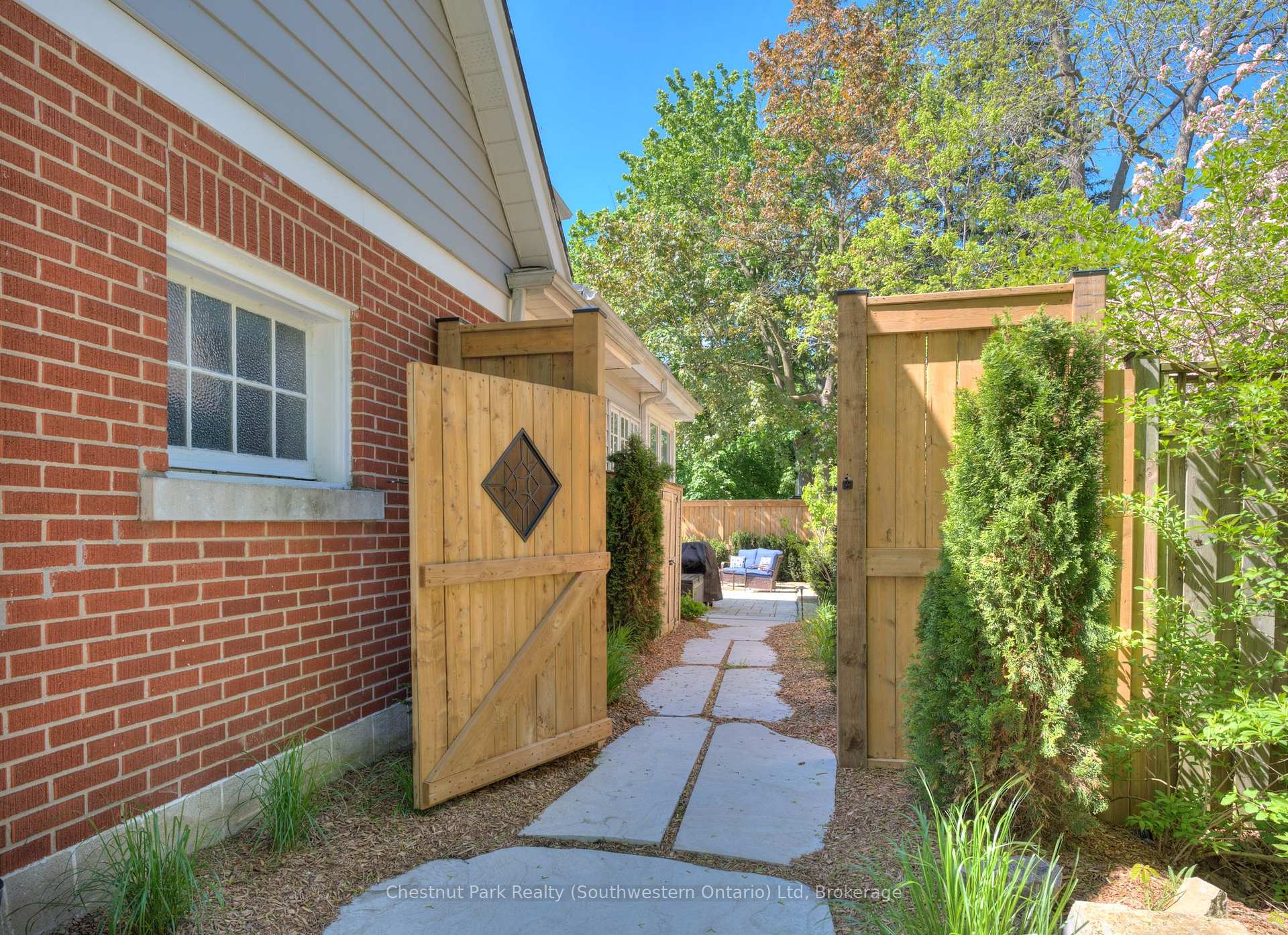 Photo 7 of 26 Lemon Street, Guelph, St. George's — HOMEH