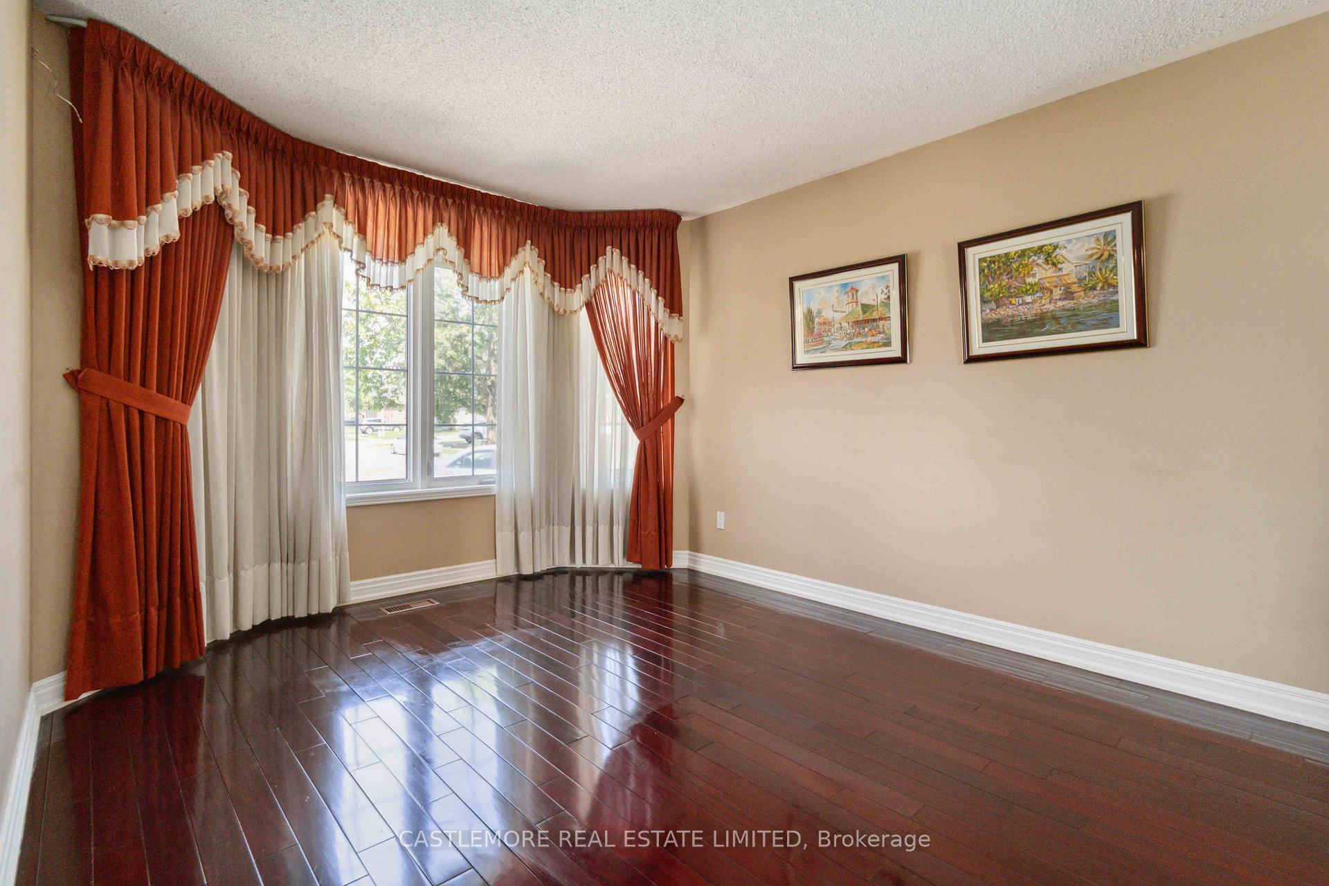 Photo 3 of 43 Vivians Crescent, Brampton, Fletcher's West — HOMEH
