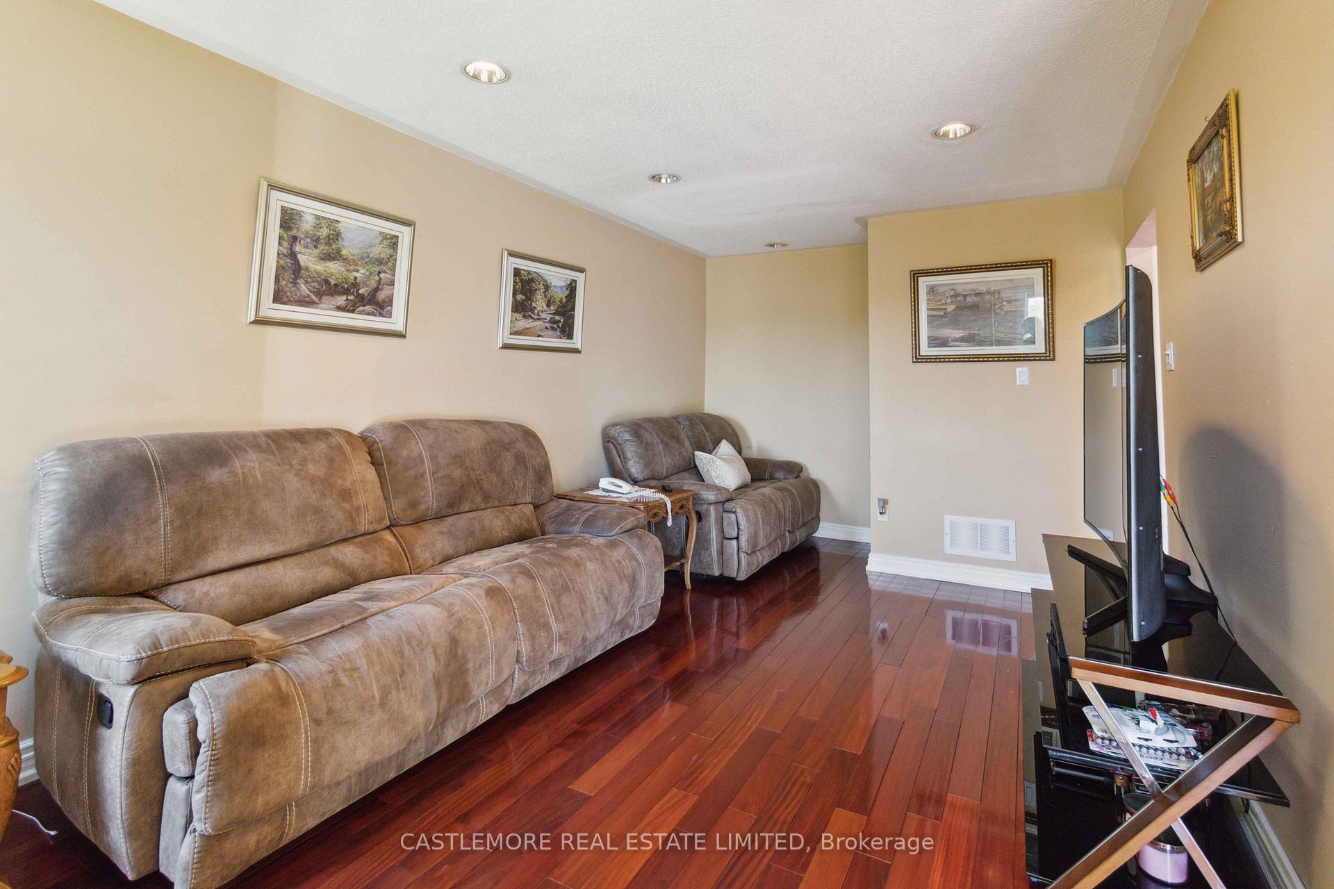 Photo 8 of 43 Vivians Crescent, Brampton, Fletcher's West — HOMEH
