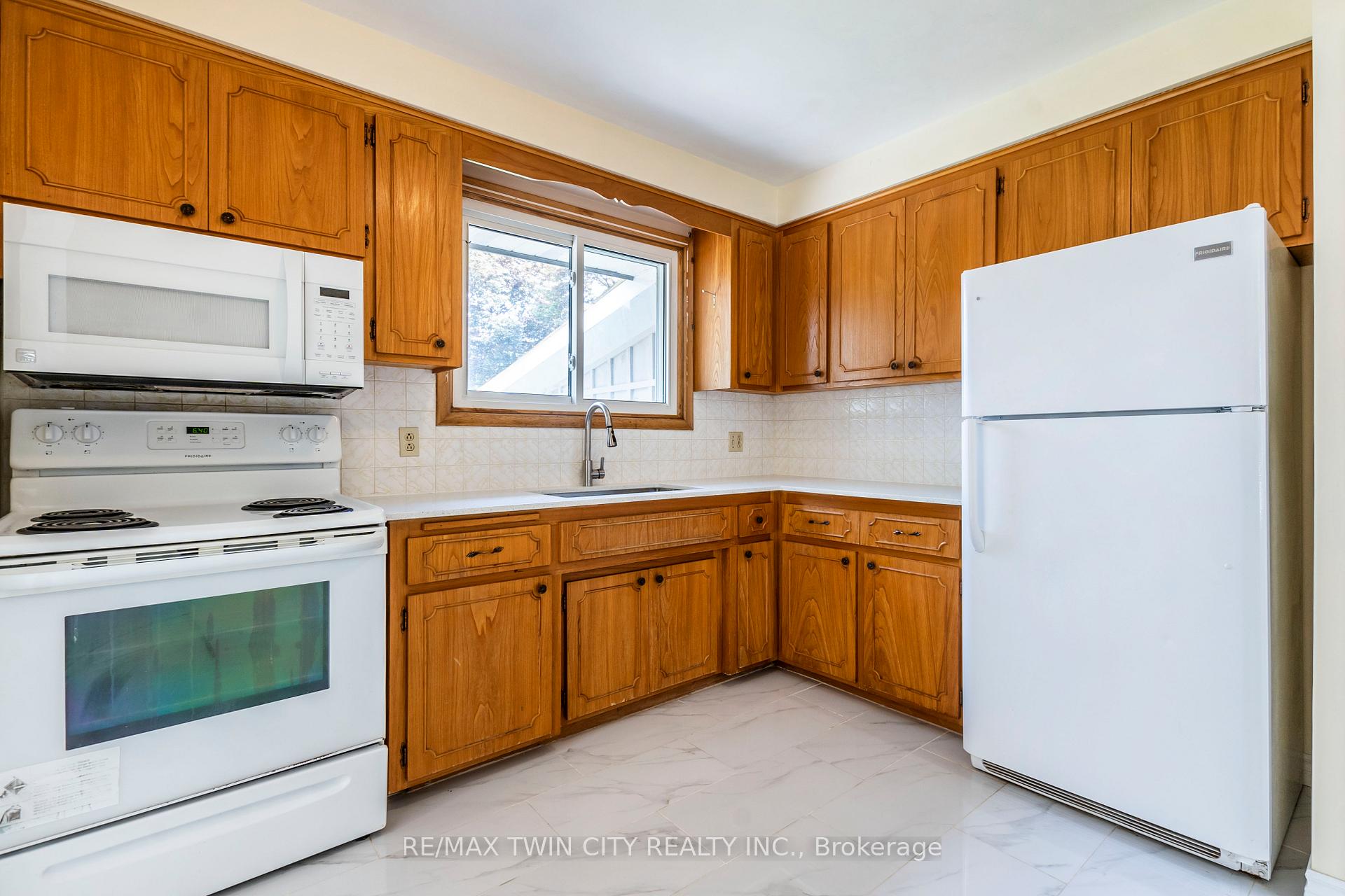 Photo 17 of 413 Carson Drive, Kitchener — HOMEH