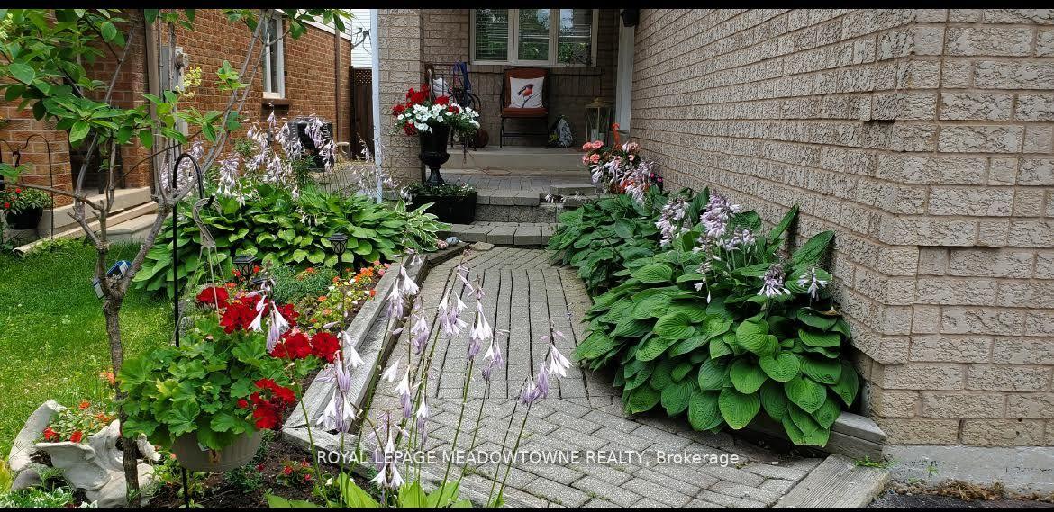 Photo 2 of 73 Townley Crescent, Brampton, Heart Lake West — HOMEH