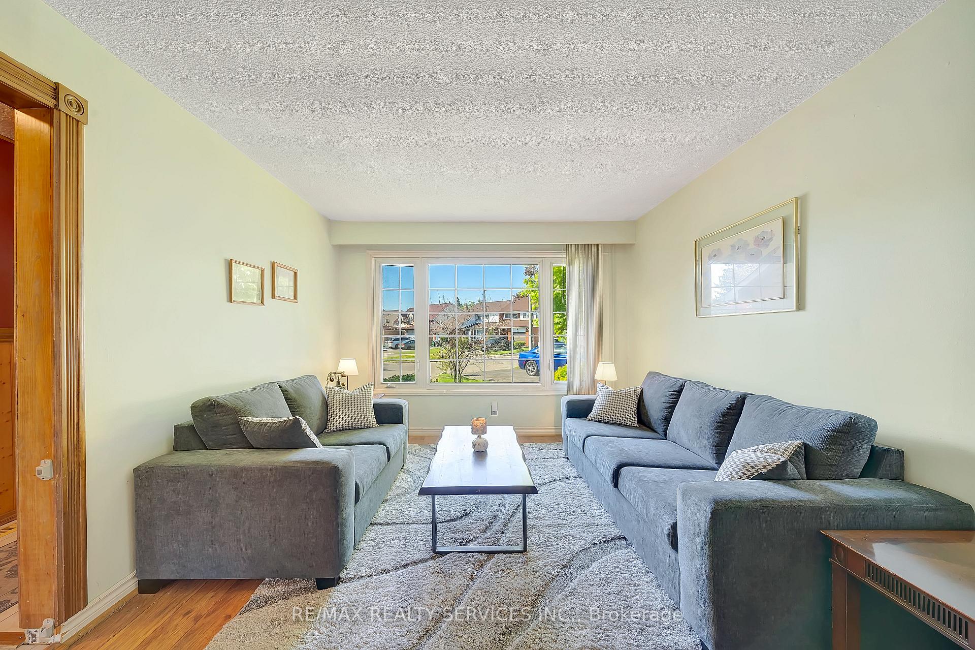 Photo 3 of 38 Omega Square, Brampton, Heart Lake East — HOMEH