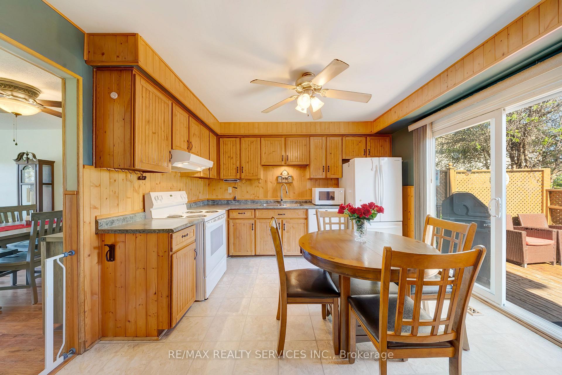 Photo 8 of 38 Omega Square, Brampton, Heart Lake East — HOMEH