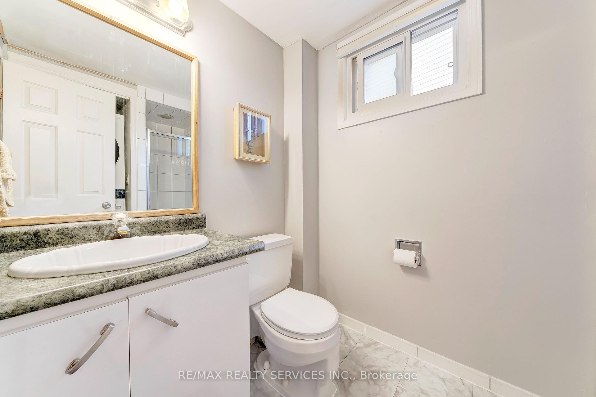 Photo 13 of 38 Omega Square, Brampton, Heart Lake East — HOMEH