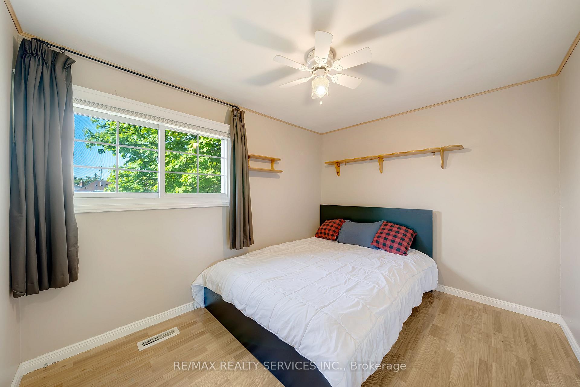 Photo 16 of 38 Omega Square, Brampton, Heart Lake East — HOMEH