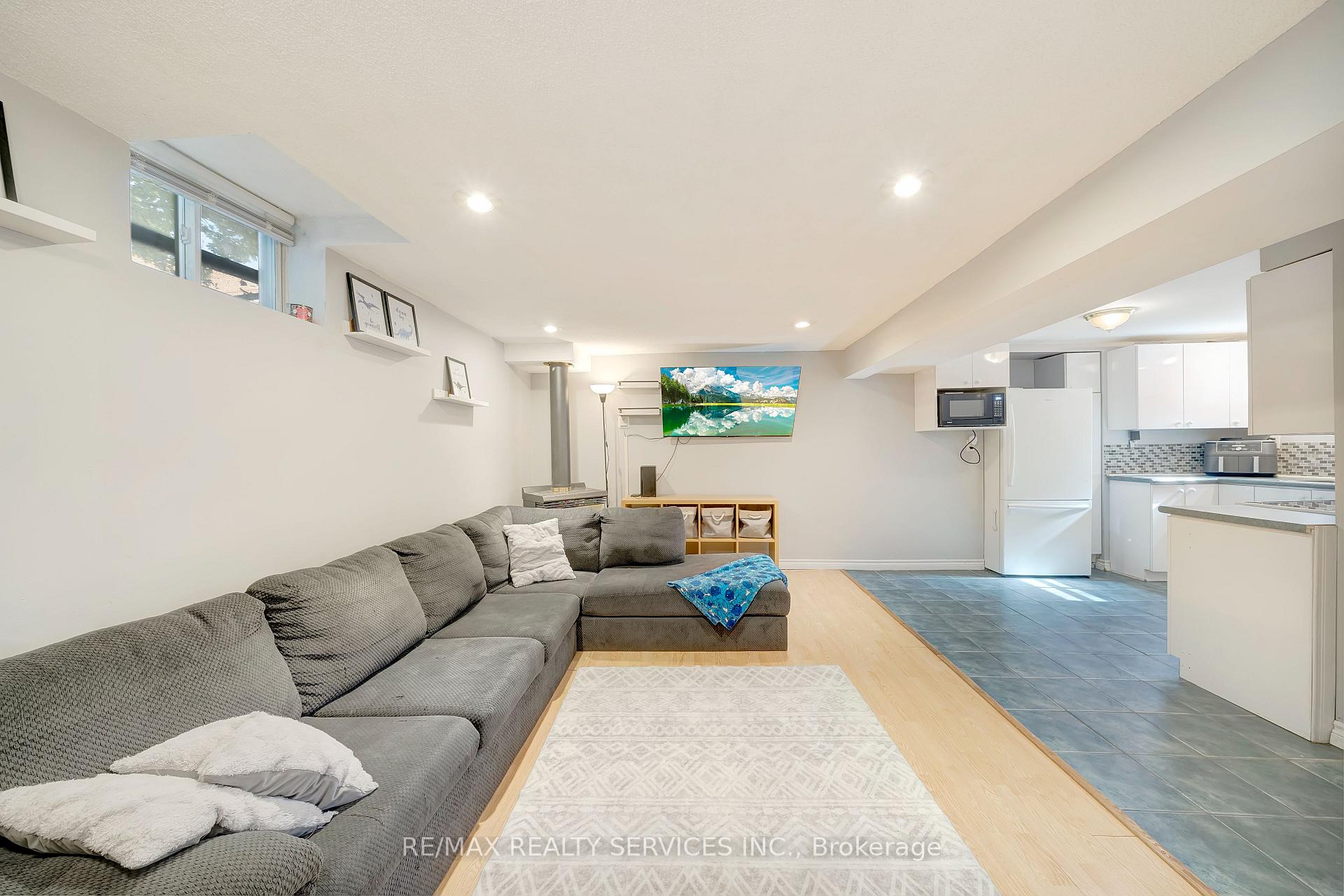 Photo 20 of 38 Omega Square, Brampton, Heart Lake East — HOMEH