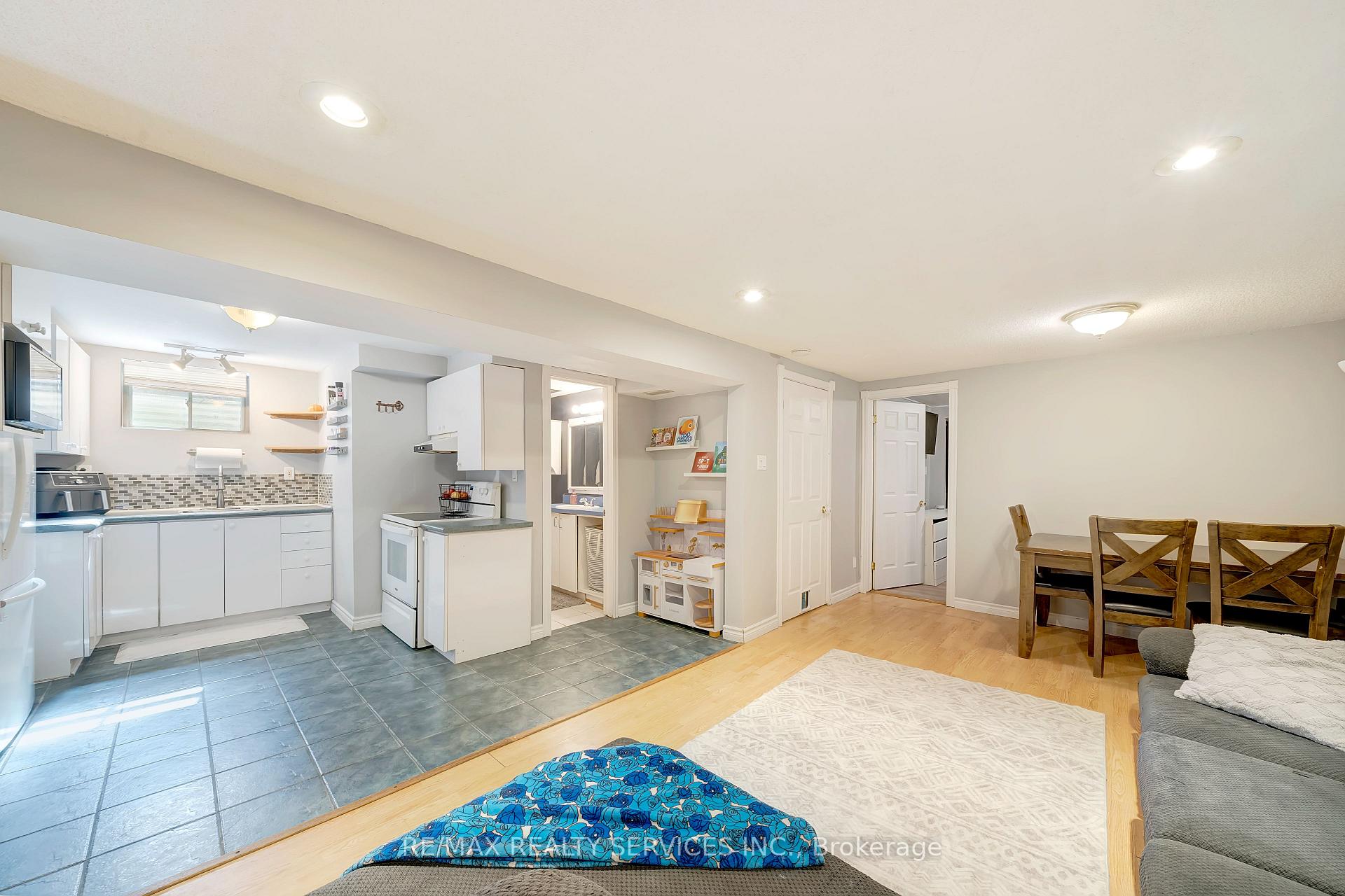 Photo 30 of 38 Omega Square, Brampton, Heart Lake East — HOMEH