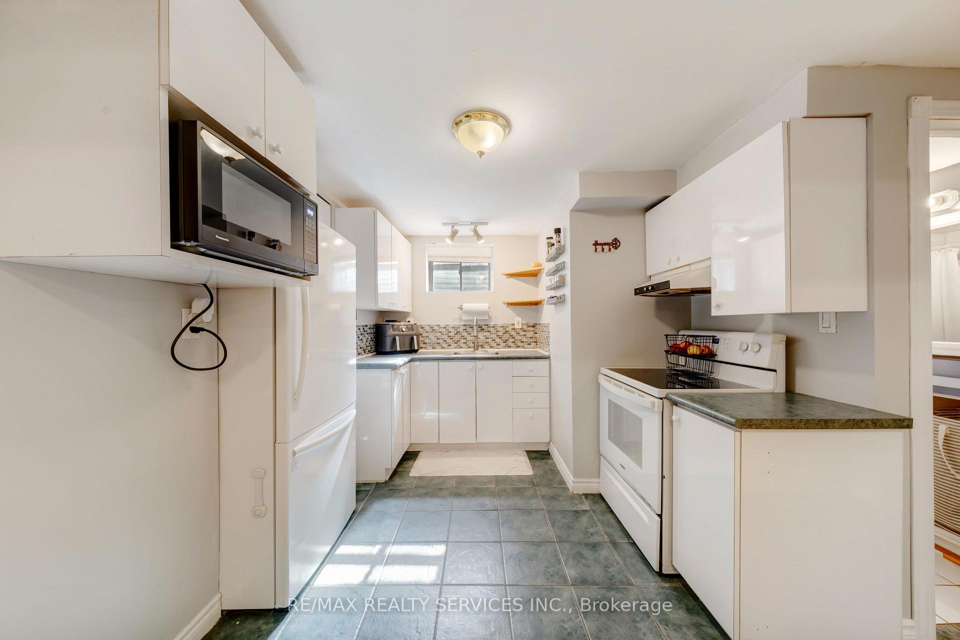 Photo 29 of 38 Omega Square, Brampton, Heart Lake East — HOMEH