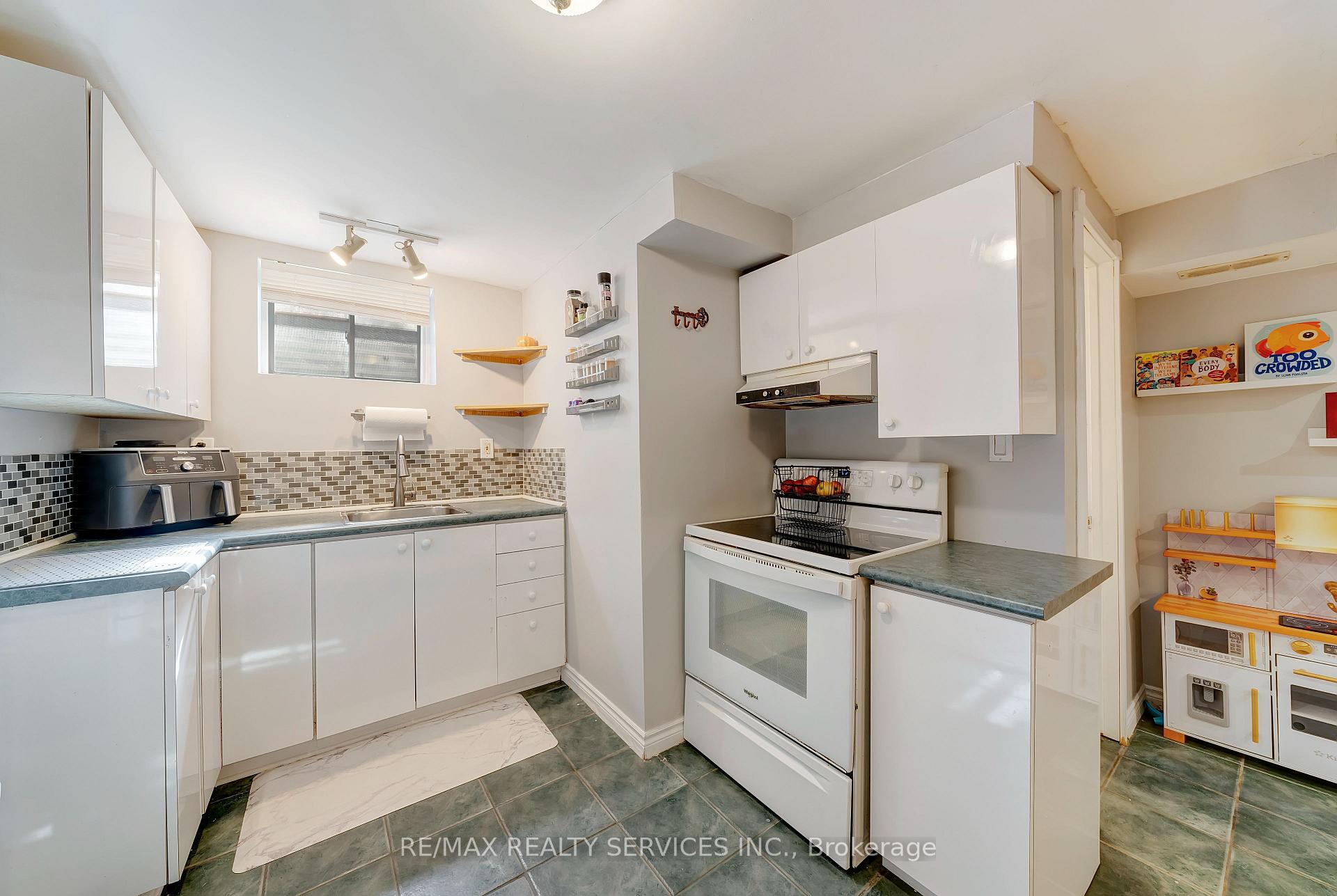 Photo 21 of 38 Omega Square, Brampton, Heart Lake East — HOMEH