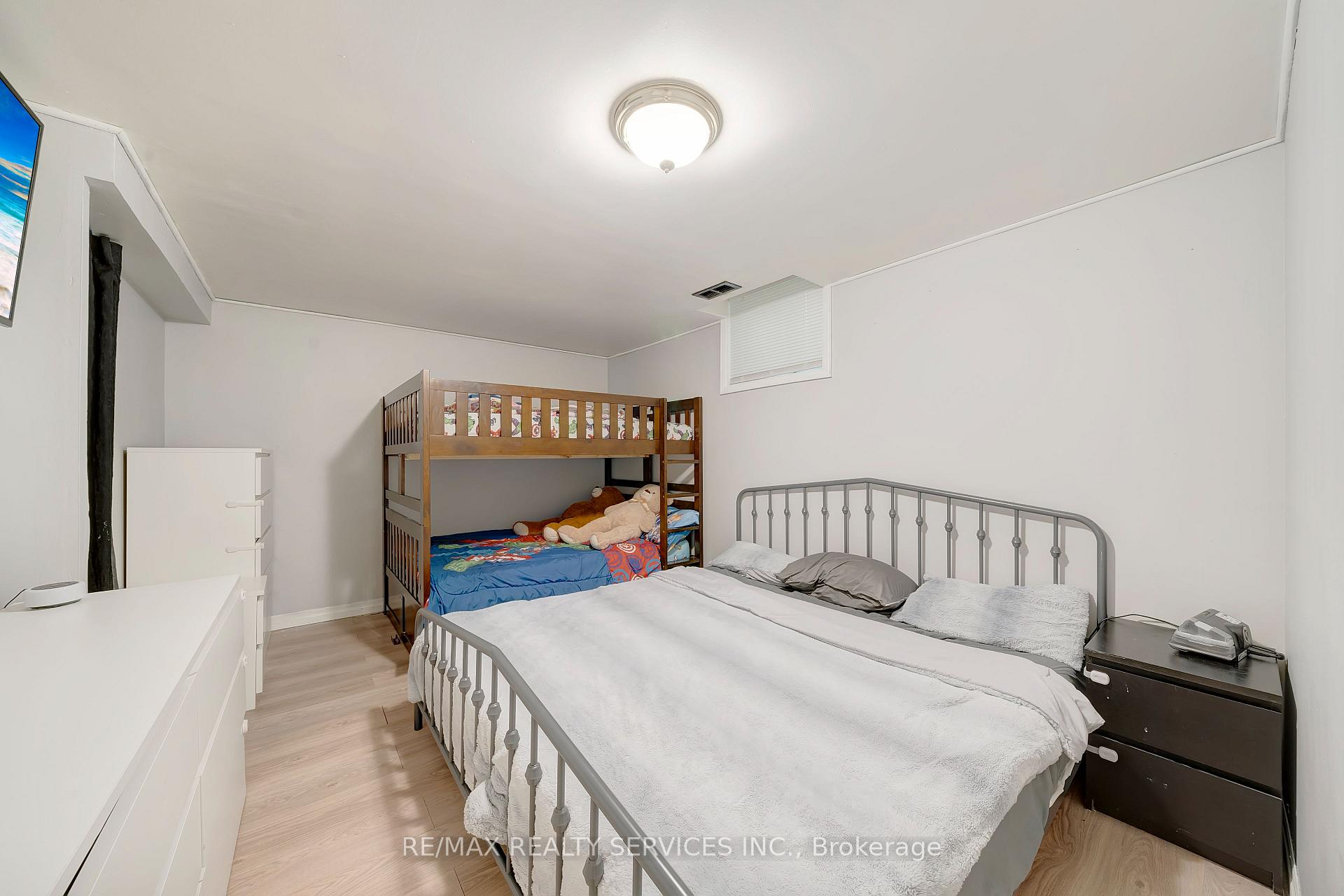 Photo 23 of 38 Omega Square, Brampton, Heart Lake East — HOMEH