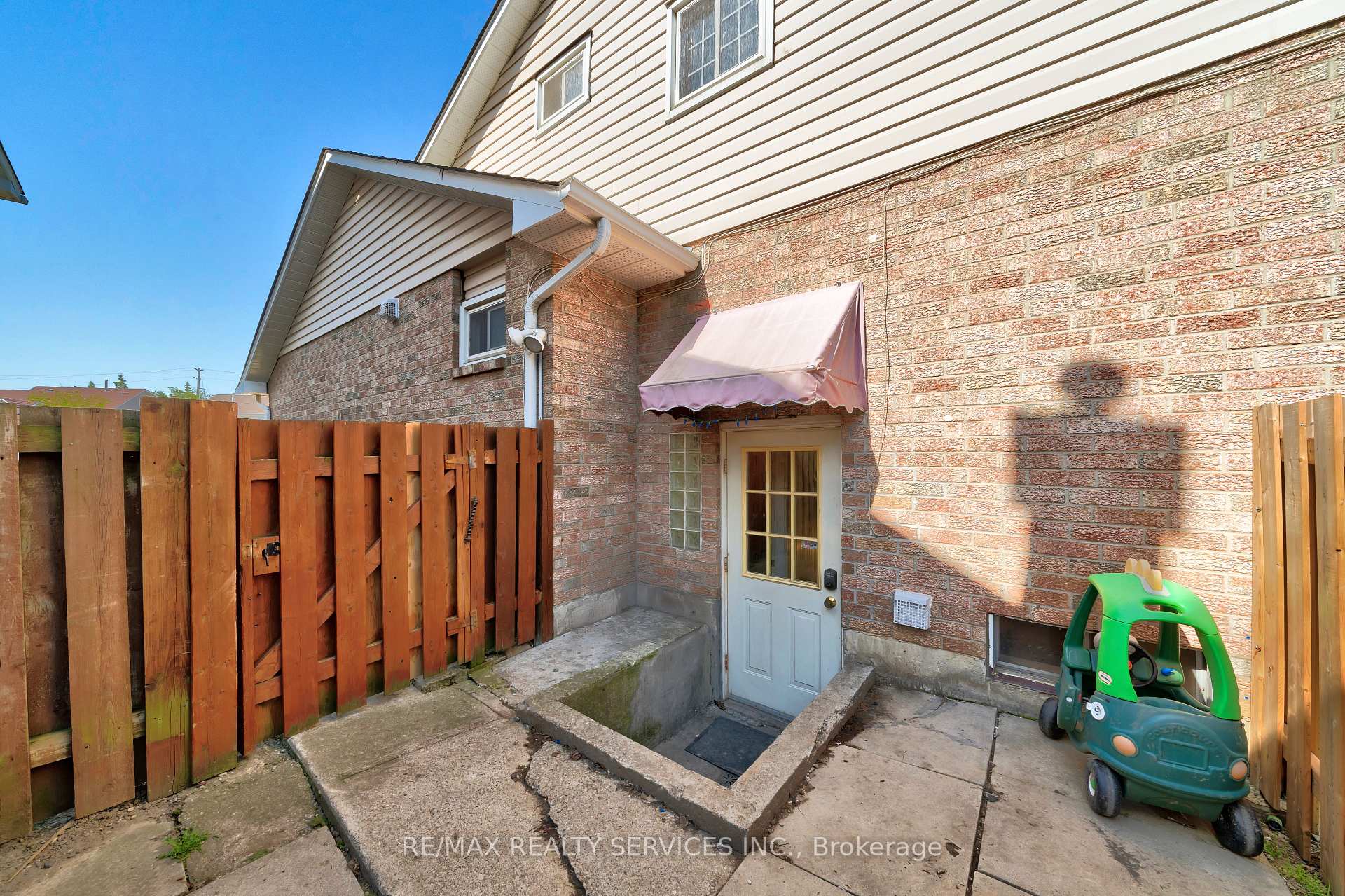 Photo 24 of 38 Omega Square, Brampton, Heart Lake East — HOMEH