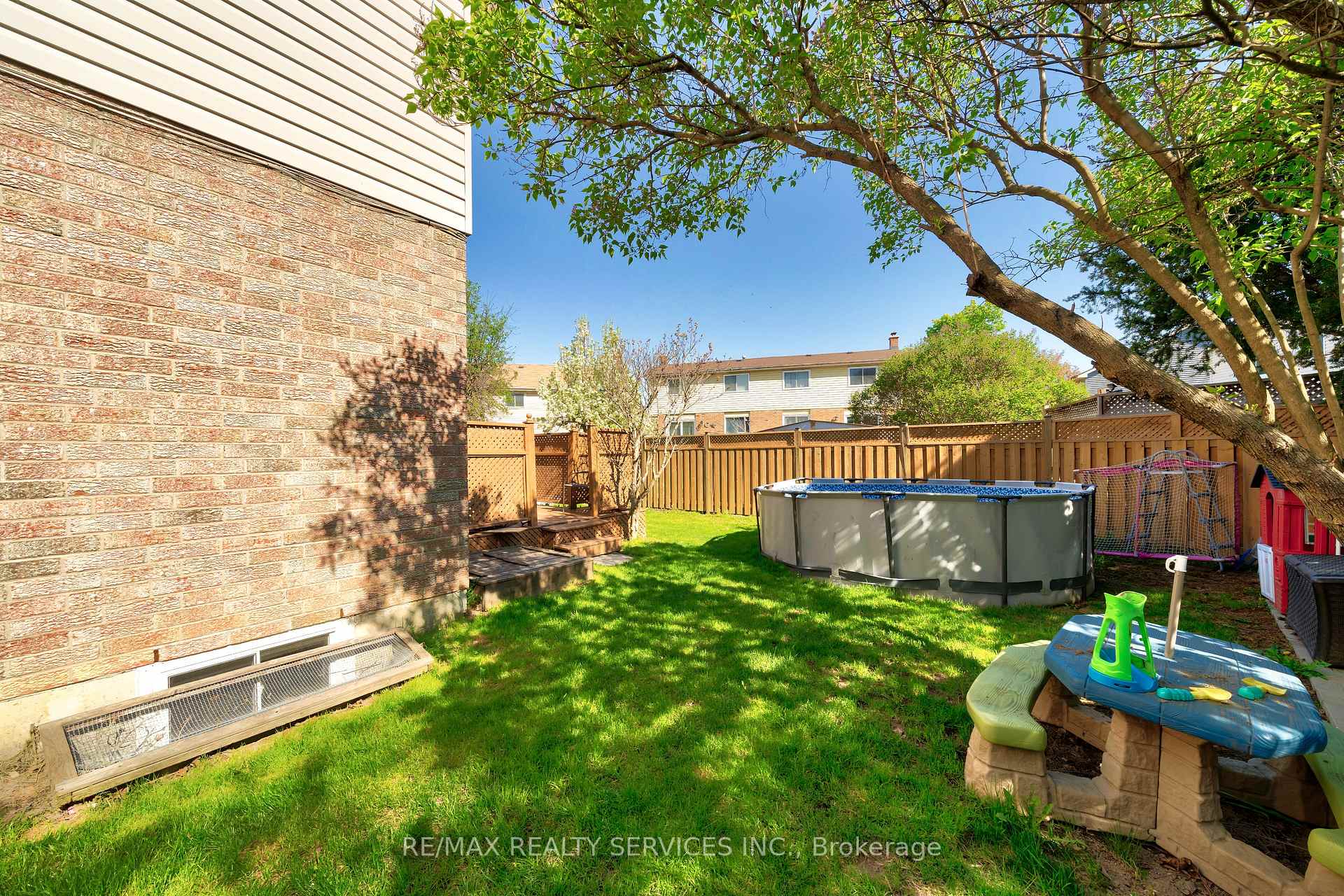 Photo 25 of 38 Omega Square, Brampton, Heart Lake East — HOMEH