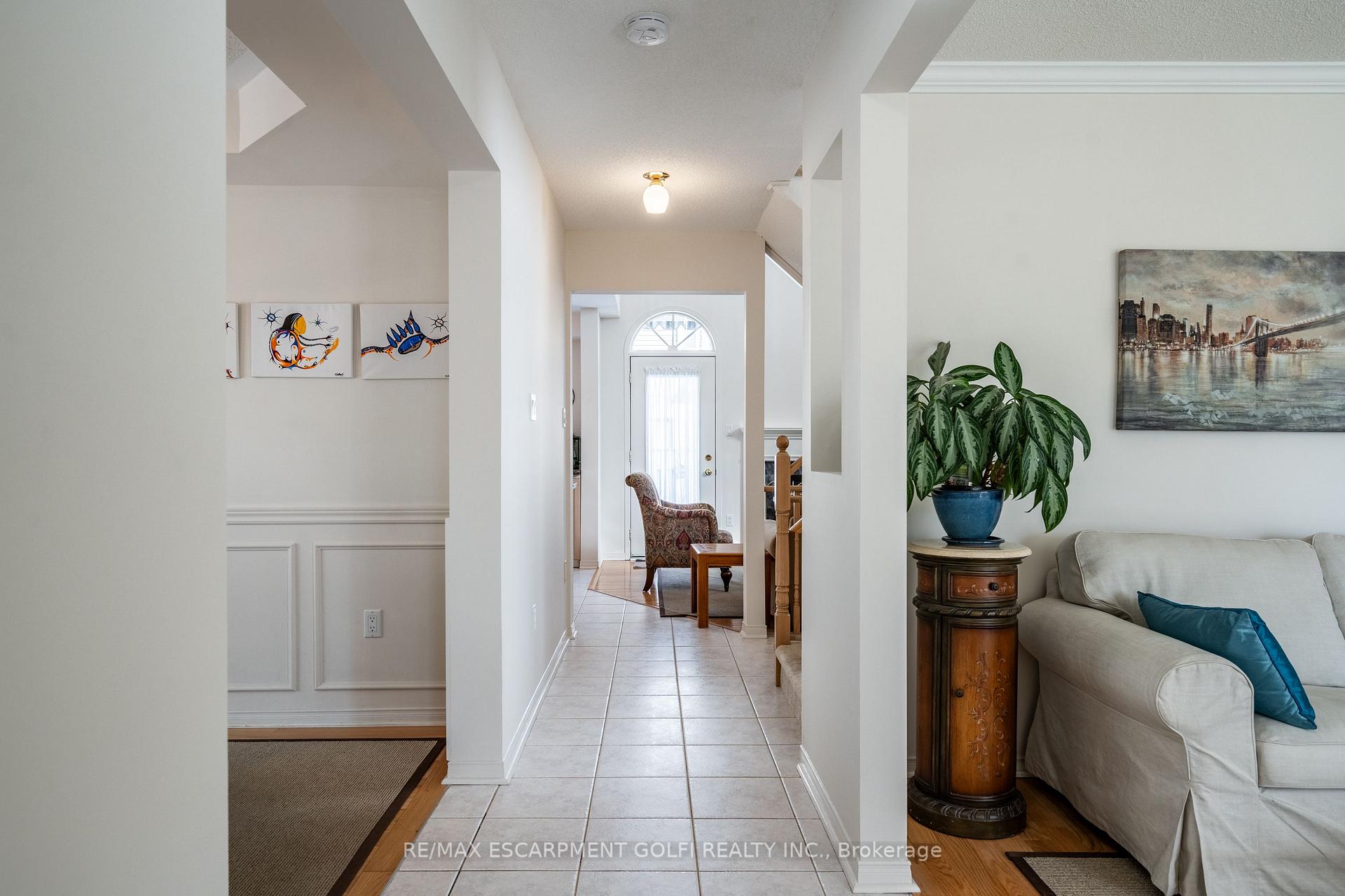 Photo 3 of 22 Bridgeport Crescent, Hamilton, Meadowlands — HOMEH