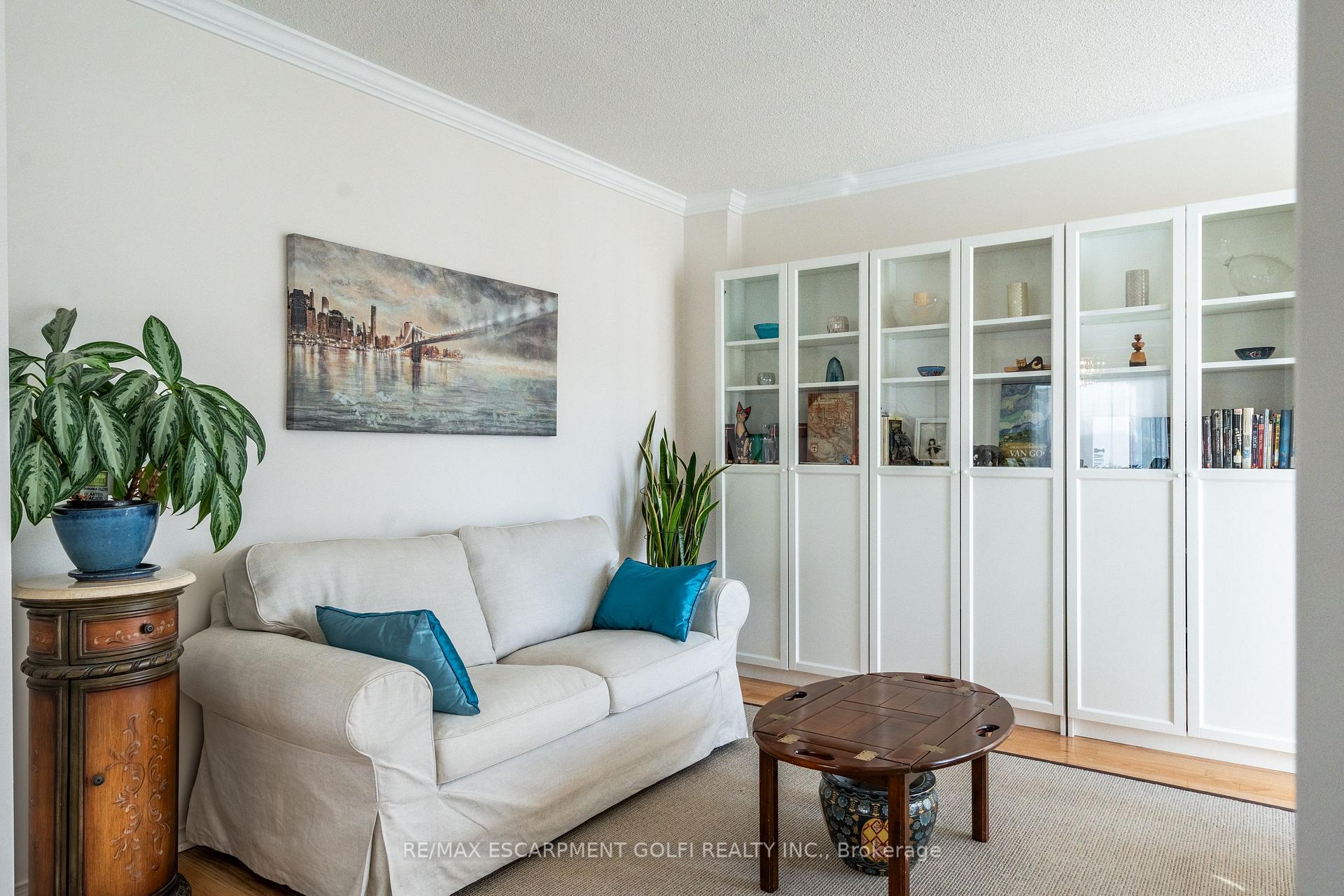 Photo 5 of 22 Bridgeport Crescent, Hamilton, Meadowlands — HOMEH