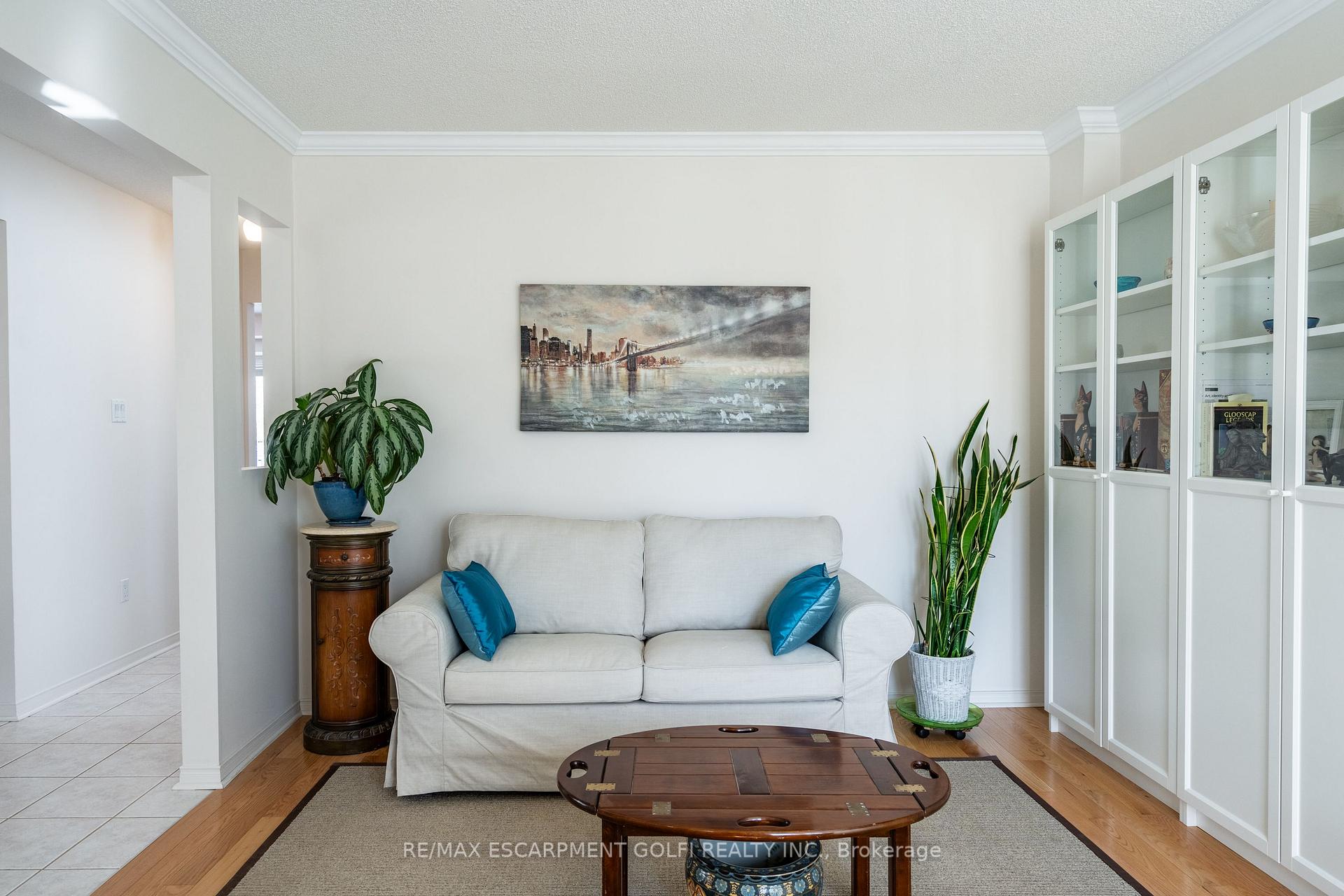 Photo 4 of 22 Bridgeport Crescent, Hamilton, Meadowlands — HOMEH