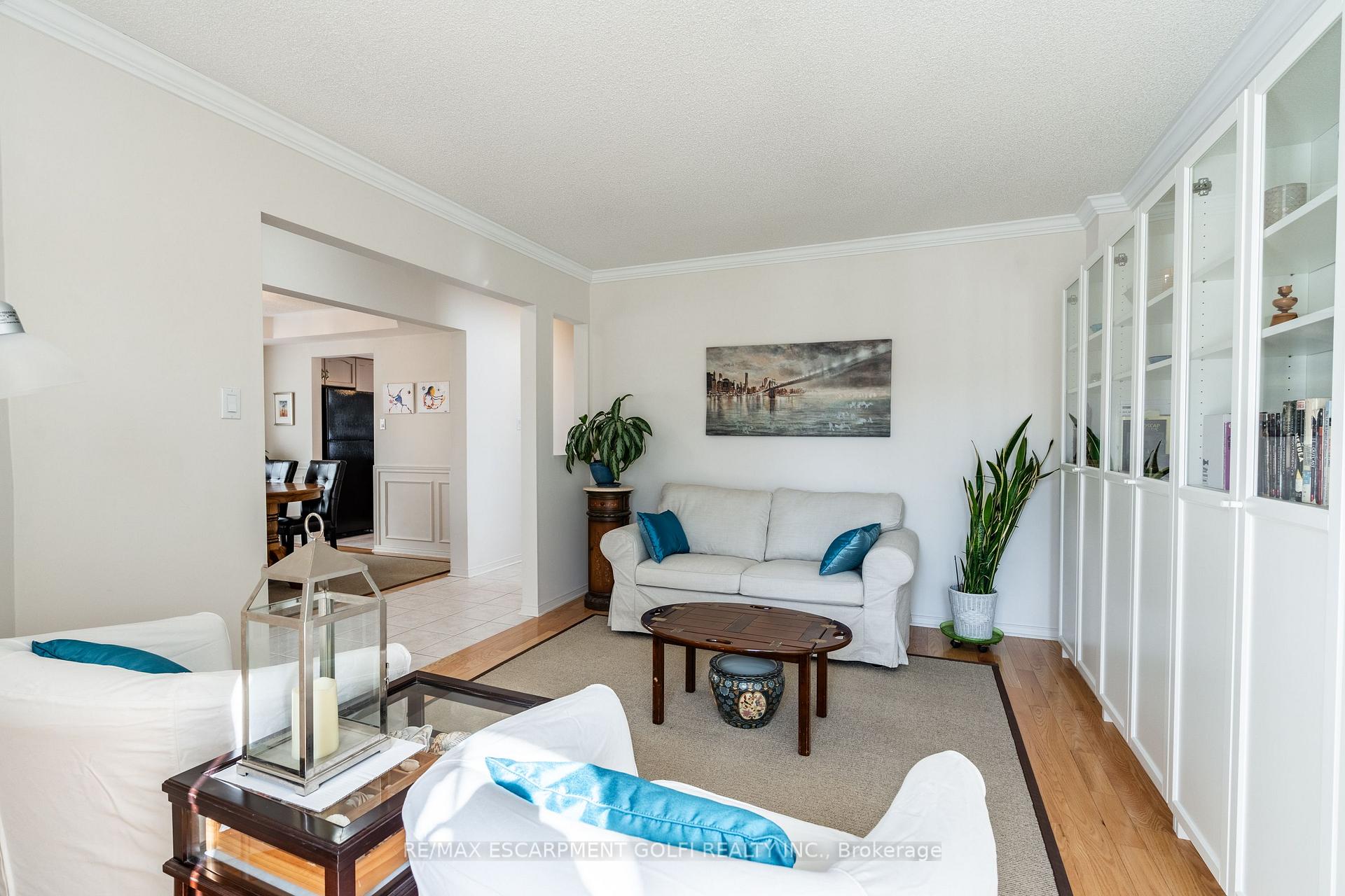 Photo 9 of 22 Bridgeport Crescent, Hamilton, Meadowlands — HOMEH