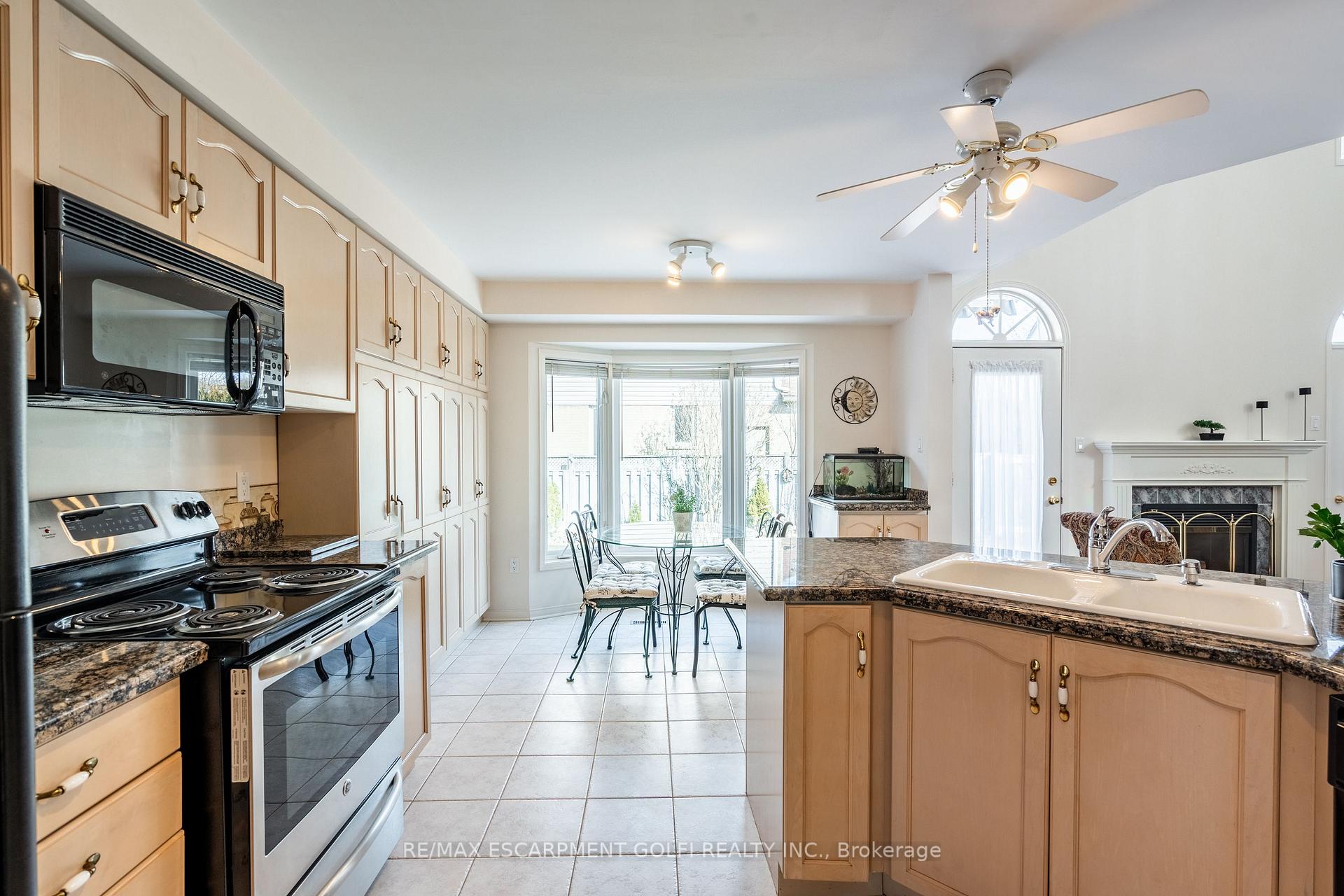 Photo 12 of 22 Bridgeport Crescent, Hamilton, Meadowlands — HOMEH