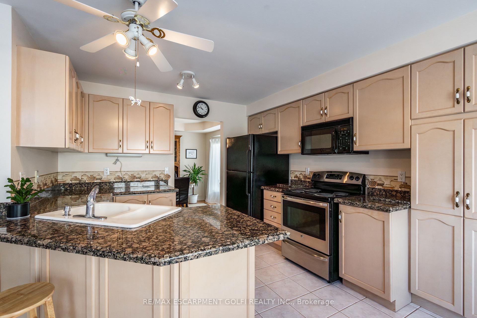 Photo 15 of 22 Bridgeport Crescent, Hamilton, Meadowlands — HOMEH
