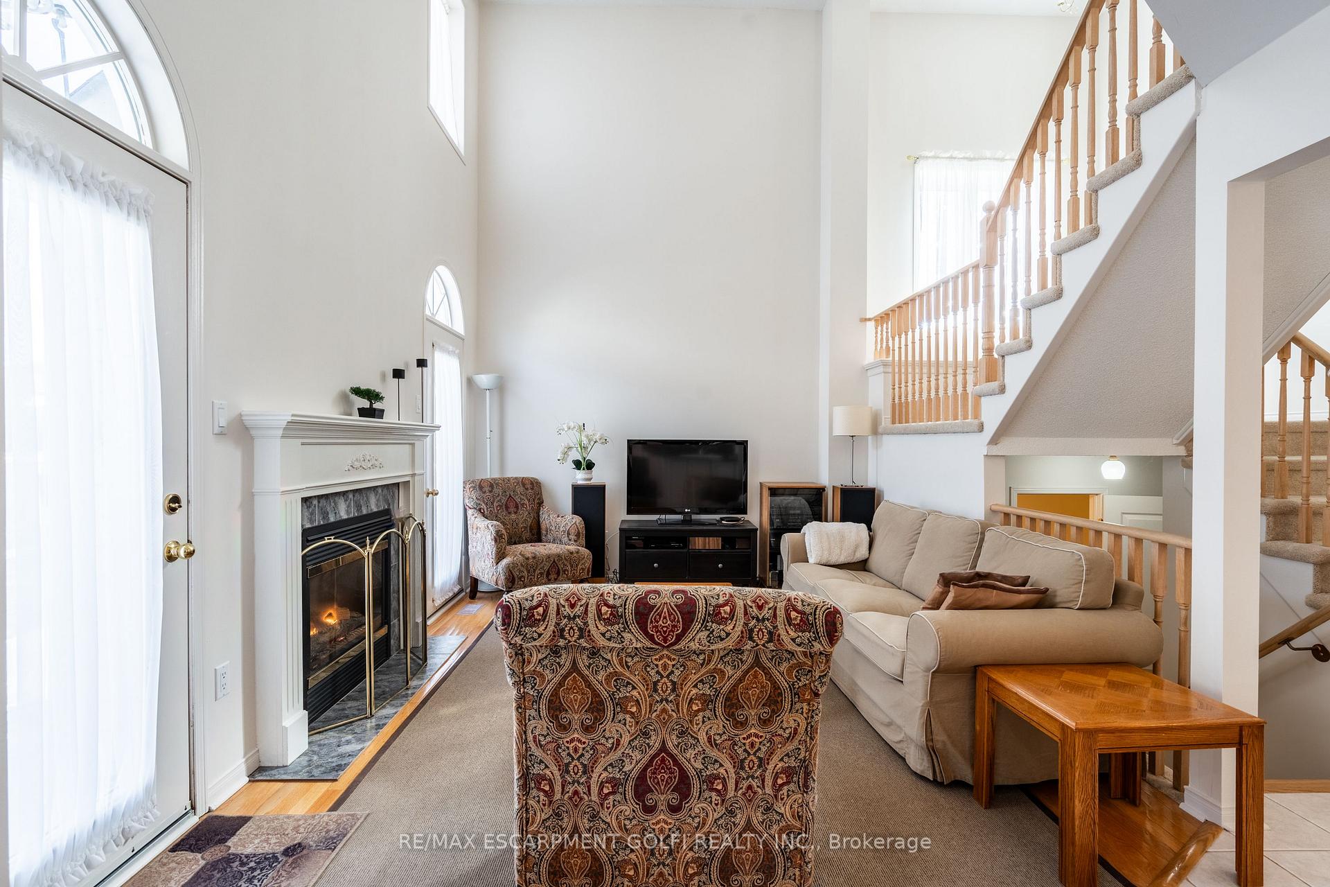Photo 14 of 22 Bridgeport Crescent, Hamilton, Meadowlands — HOMEH