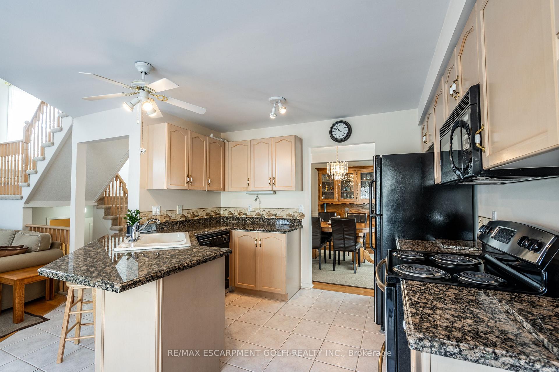 Photo 13 of 22 Bridgeport Crescent, Hamilton, Meadowlands — HOMEH