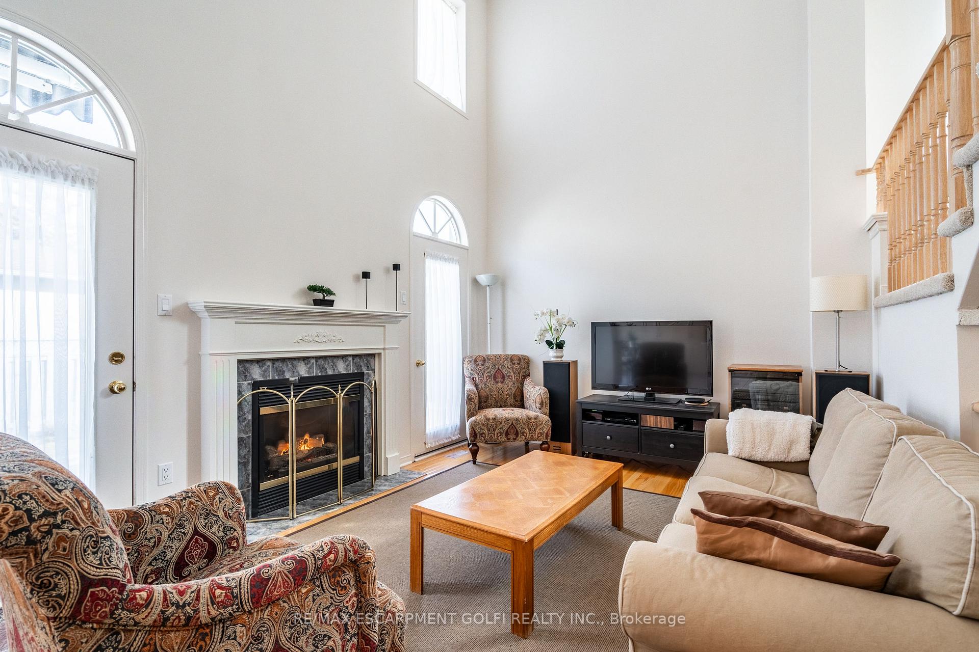 Photo 16 of 22 Bridgeport Crescent, Hamilton, Meadowlands — HOMEH