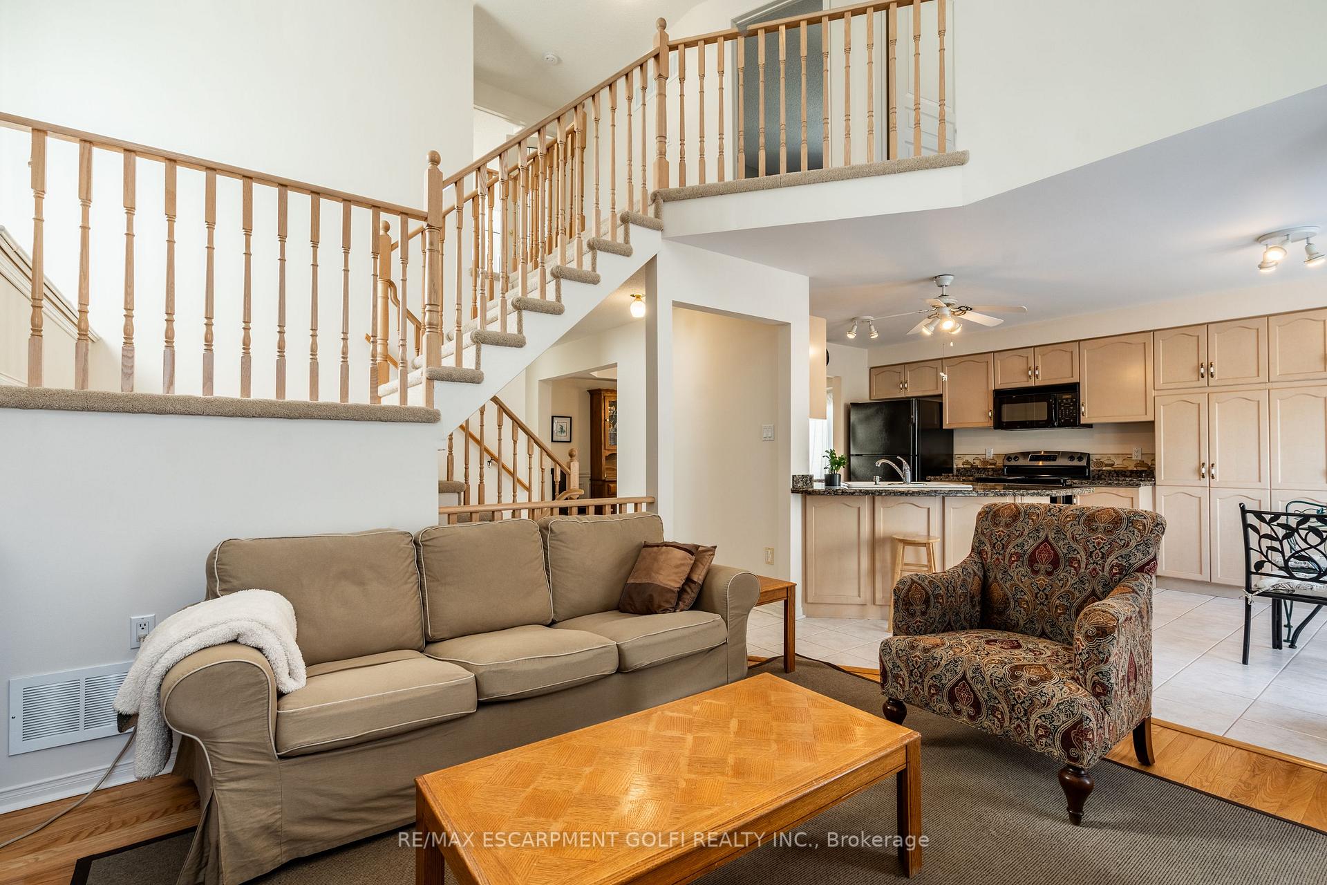 Photo 17 of 22 Bridgeport Crescent, Hamilton, Meadowlands — HOMEH