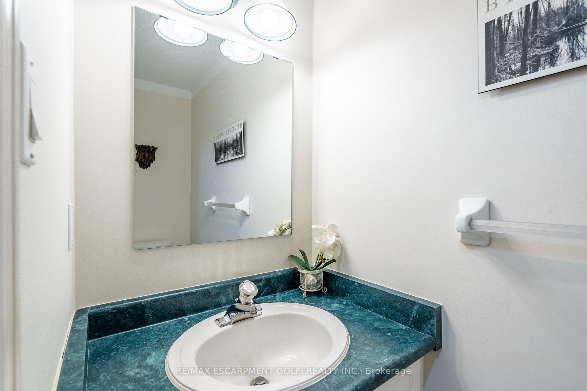 Photo 18 of 22 Bridgeport Crescent, Hamilton, Meadowlands — HOMEH