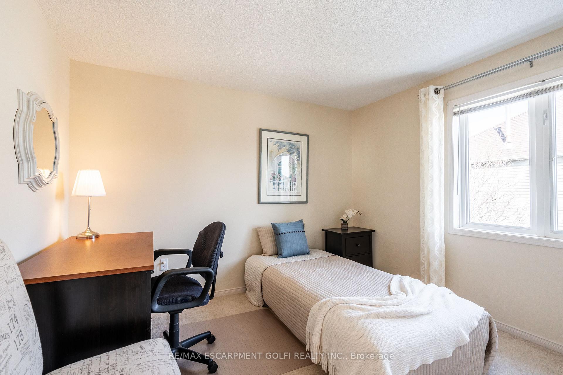 Photo 20 of 22 Bridgeport Crescent, Hamilton, Meadowlands — HOMEH