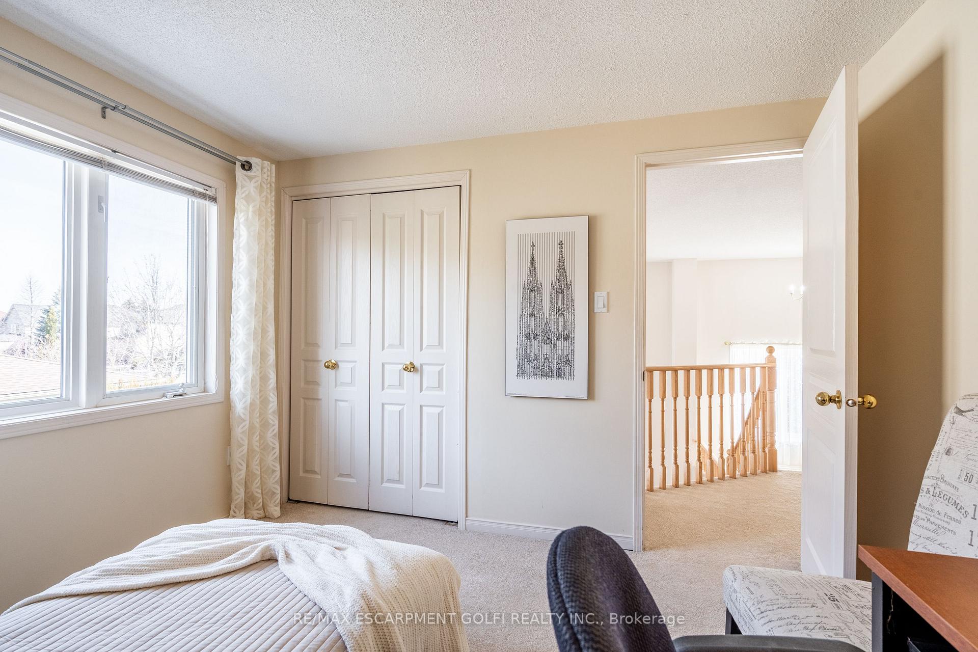 Photo 19 of 22 Bridgeport Crescent, Hamilton, Meadowlands — HOMEH