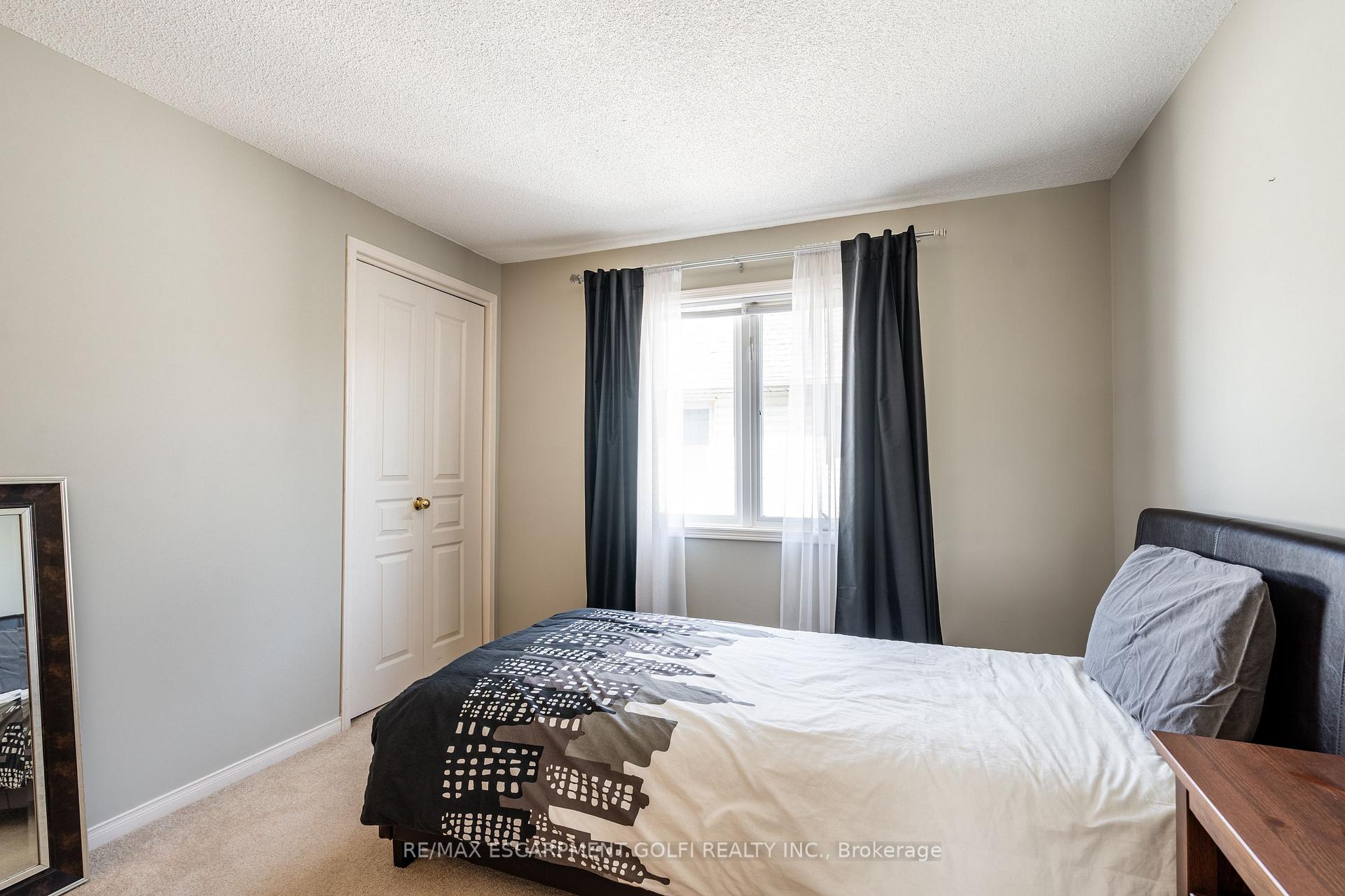 Photo 21 of 22 Bridgeport Crescent, Hamilton, Meadowlands — HOMEH