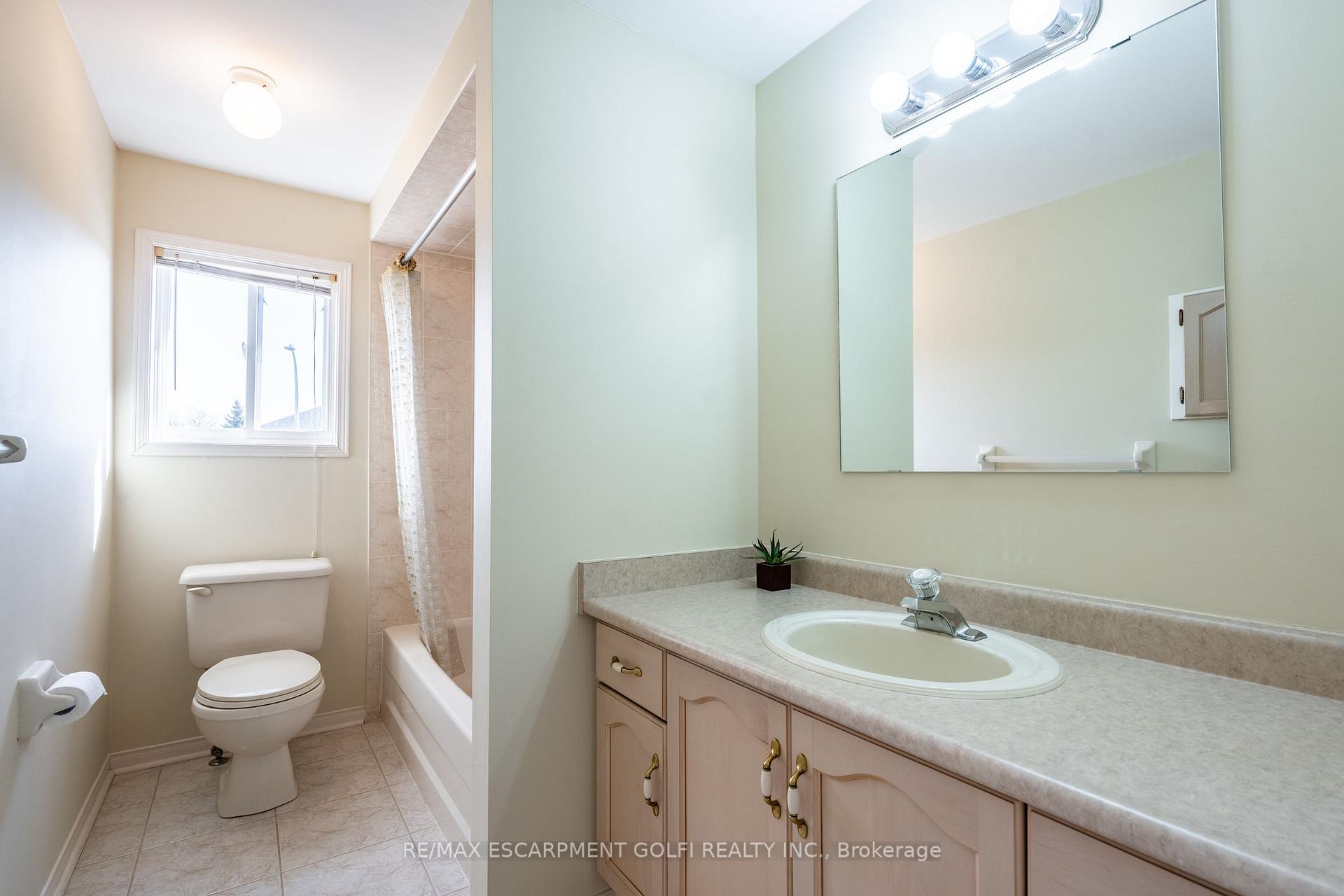 Photo 23 of 22 Bridgeport Crescent, Hamilton, Meadowlands — HOMEH